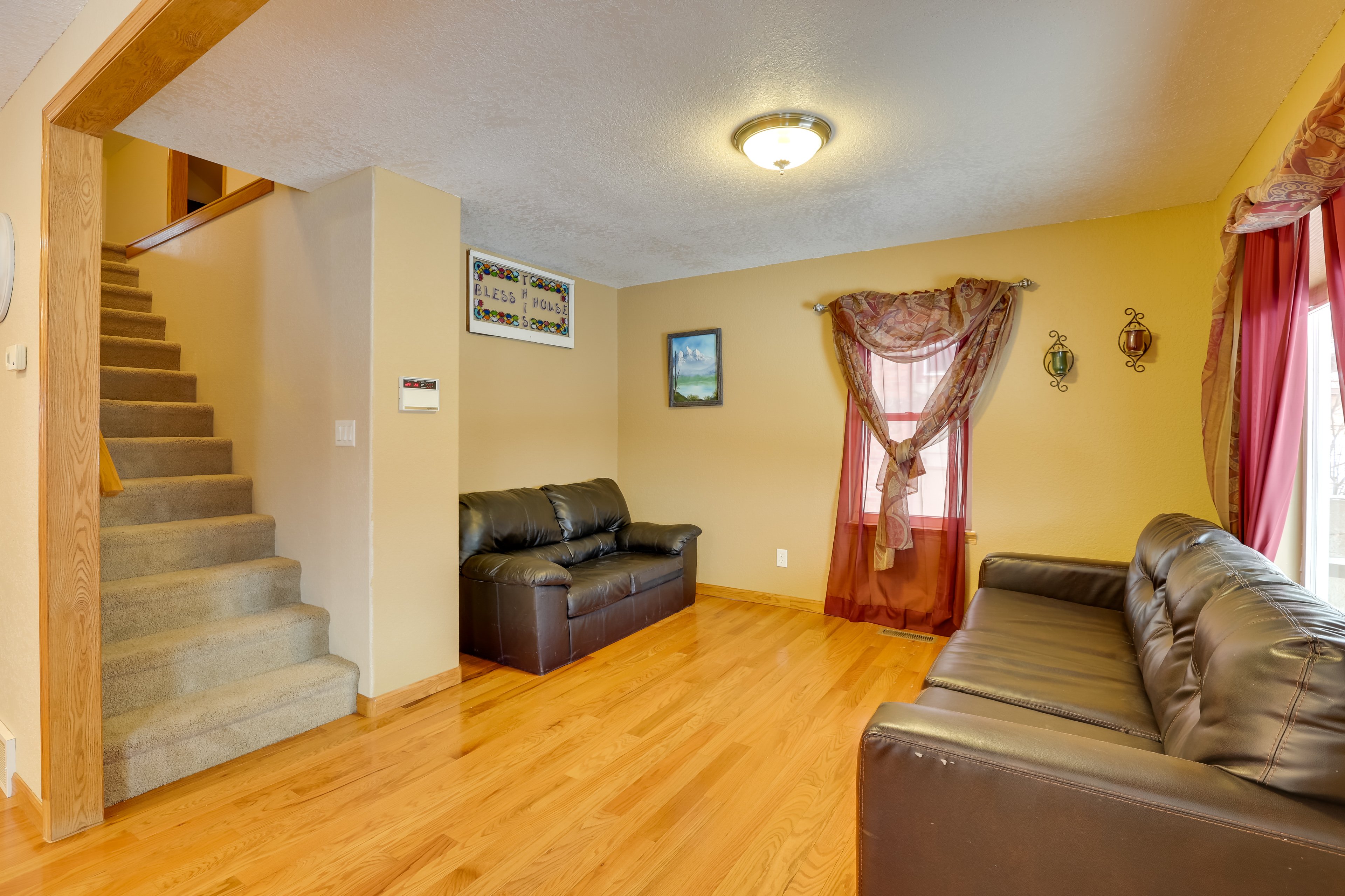 Living Room | Free WiFi | 1st Floor