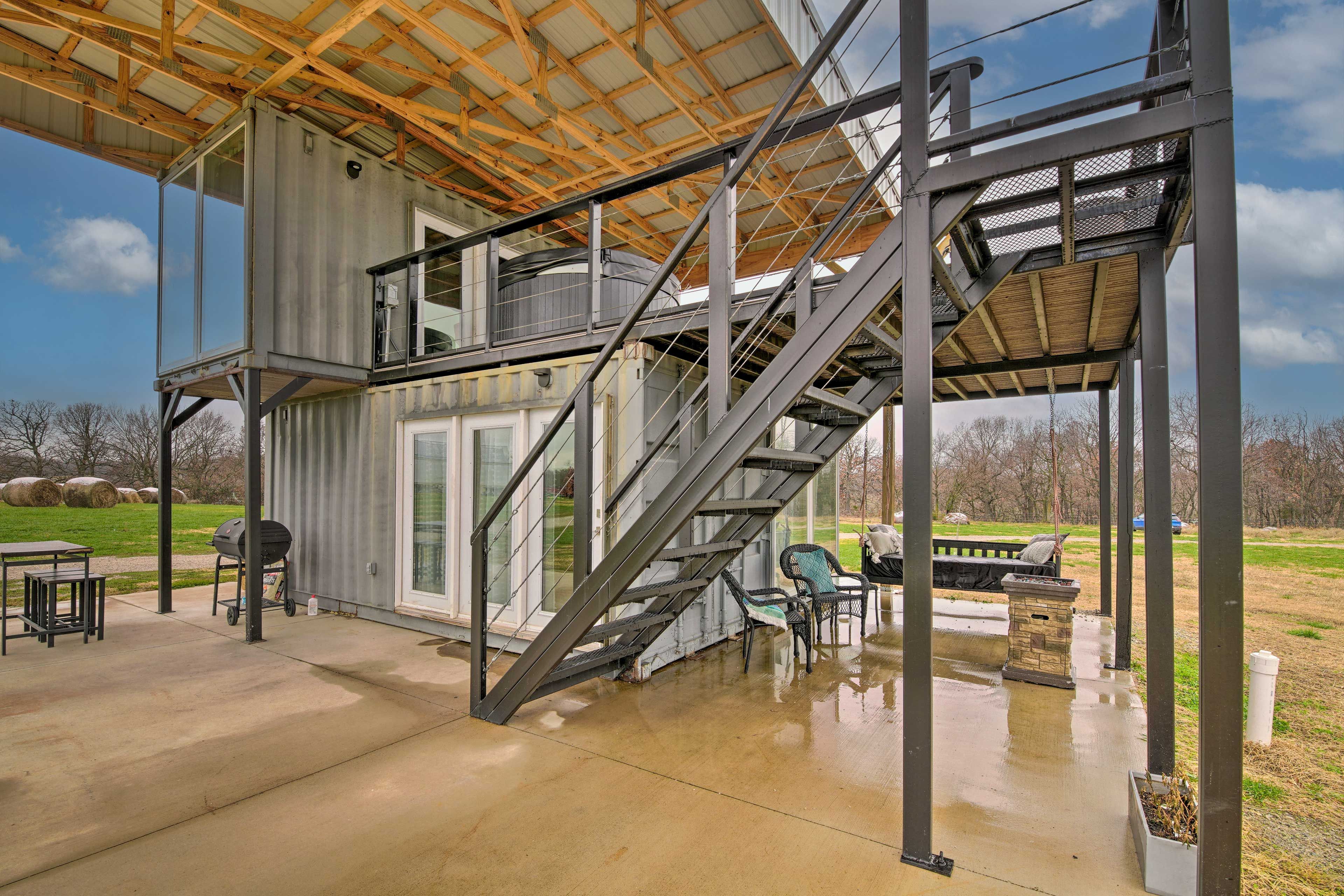 Covered Patio | Charcoal Grill