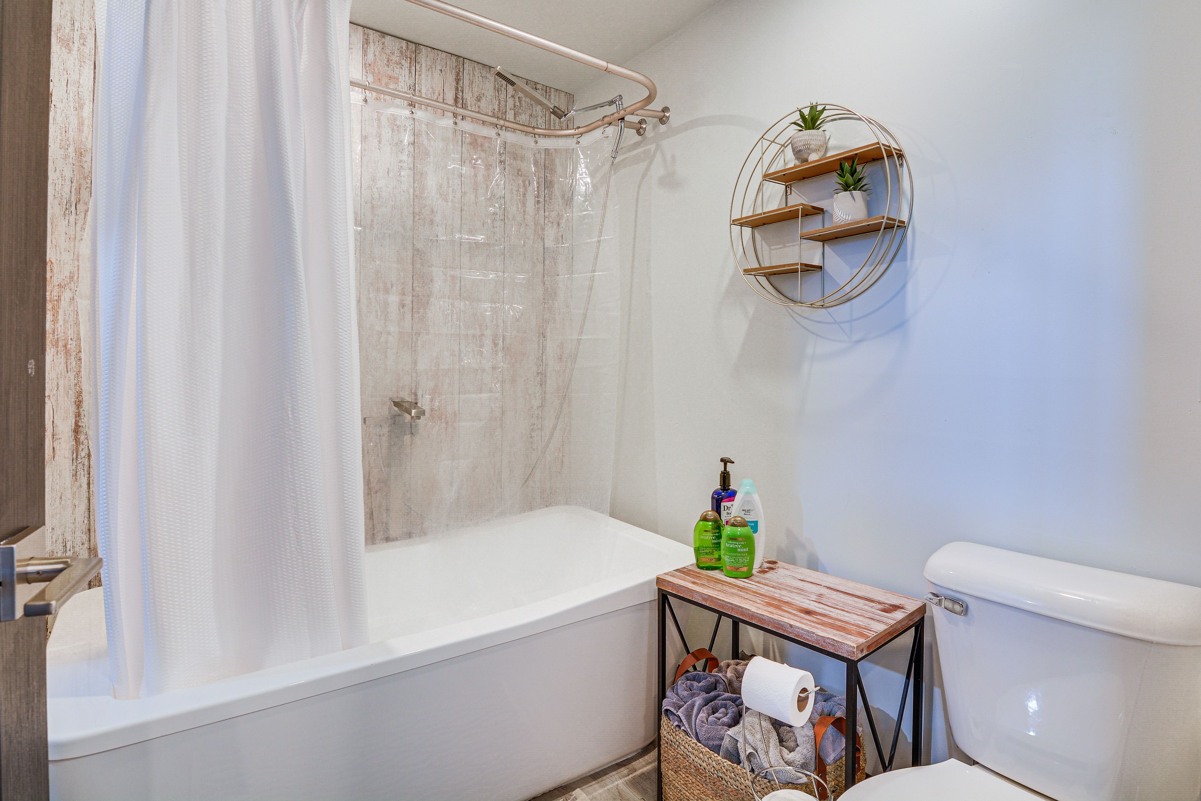 Full Bathroom | Complimentary Toiletries | Towels Provided