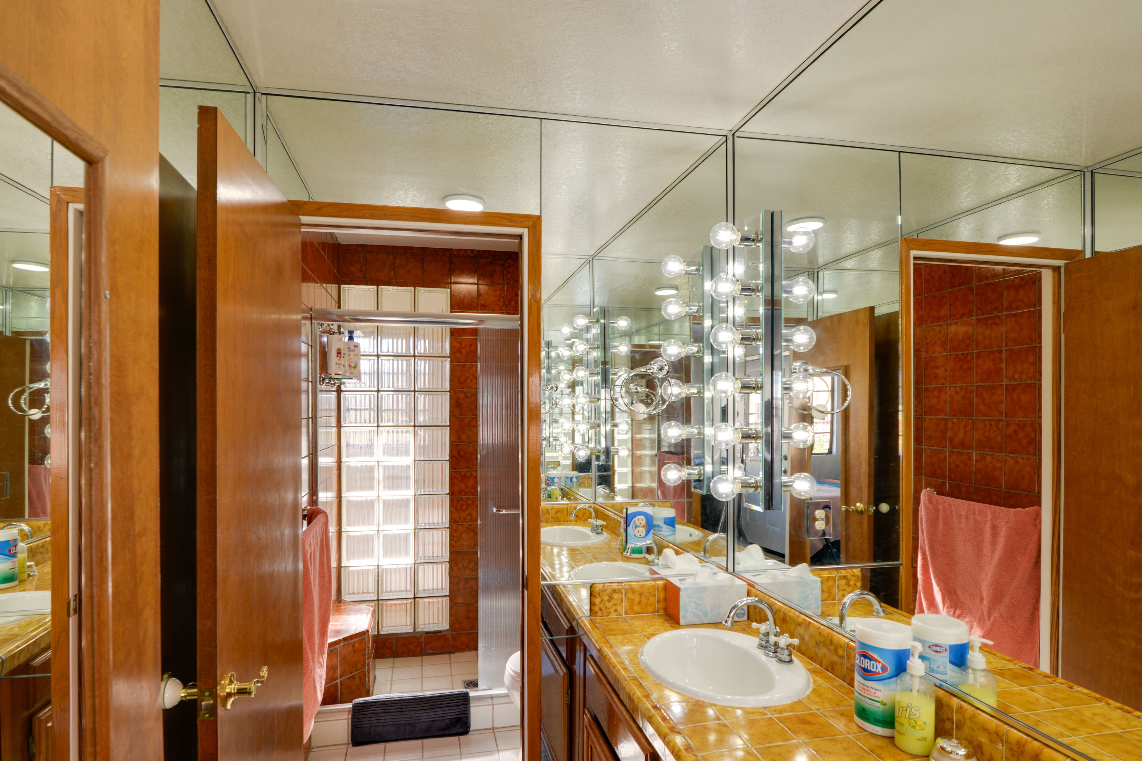 En-Suite Bathroom | Towels & Linens Provided | Complimentary Toiletries