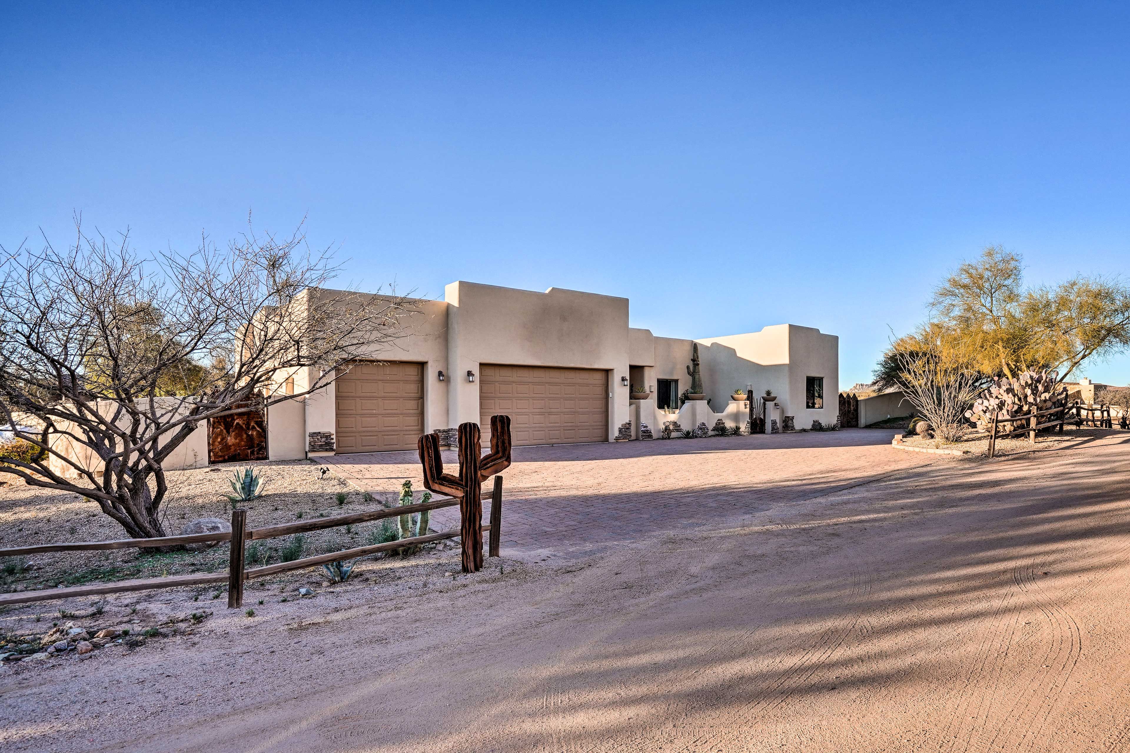 Property Exterior | Garage & Driveway Parking (7 Vehicles)