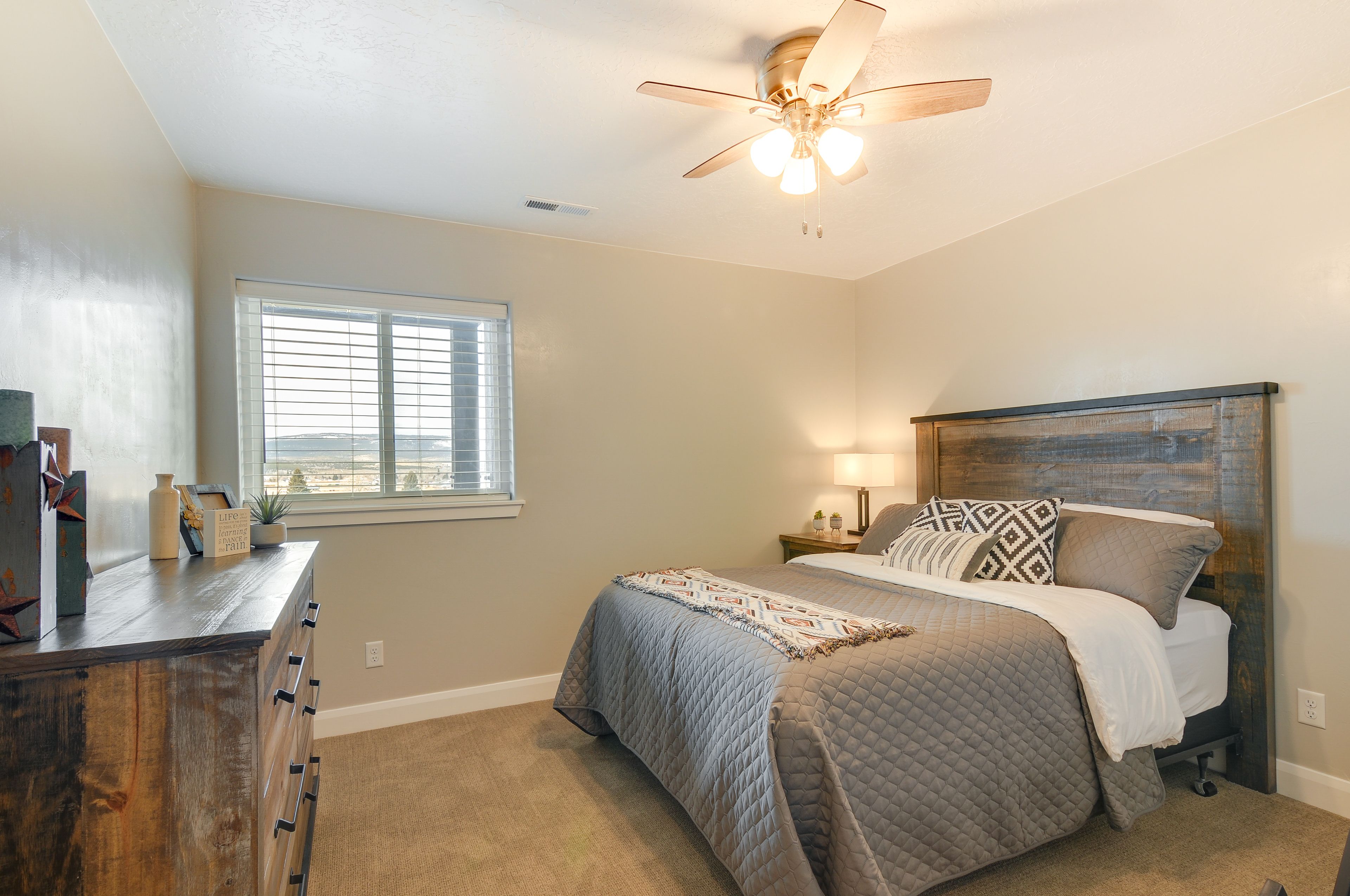Bedroom 3 | Queen Bed