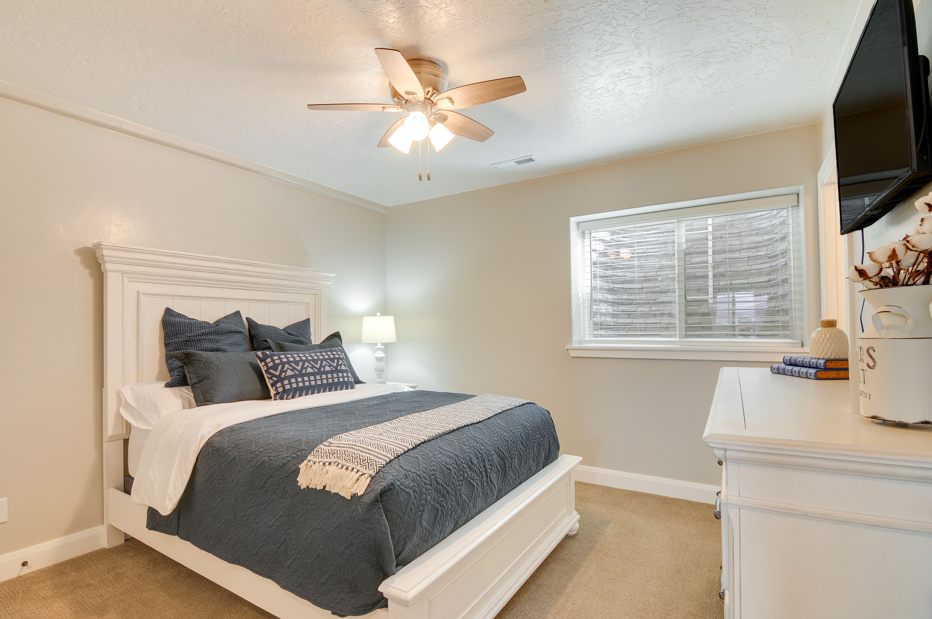 Bedroom 1 | Queen Bed | Smart TV | En-Suite Bathroom