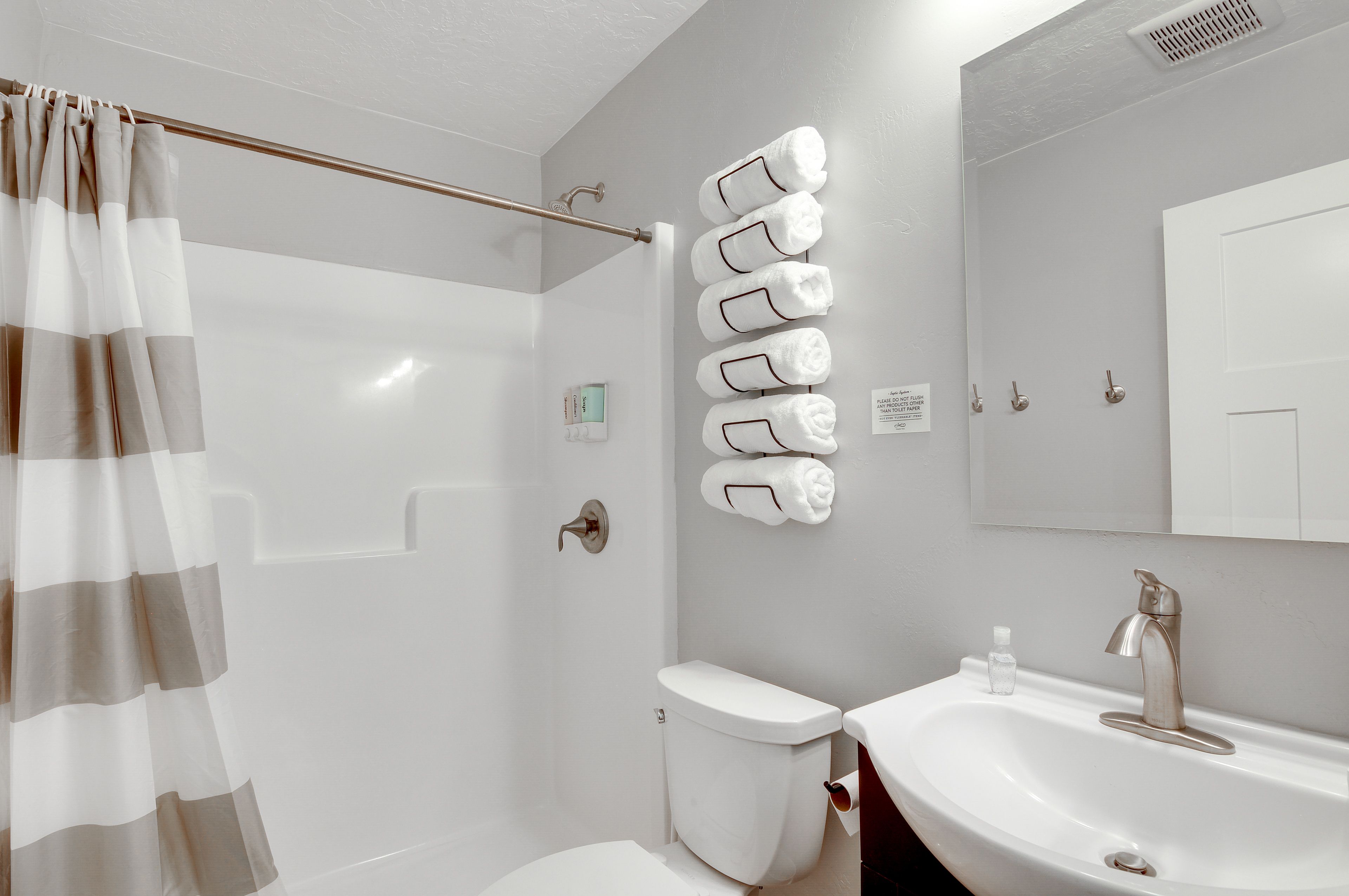 En-Suite Bathroom | Complimentary Toiletries | Hair Dryer