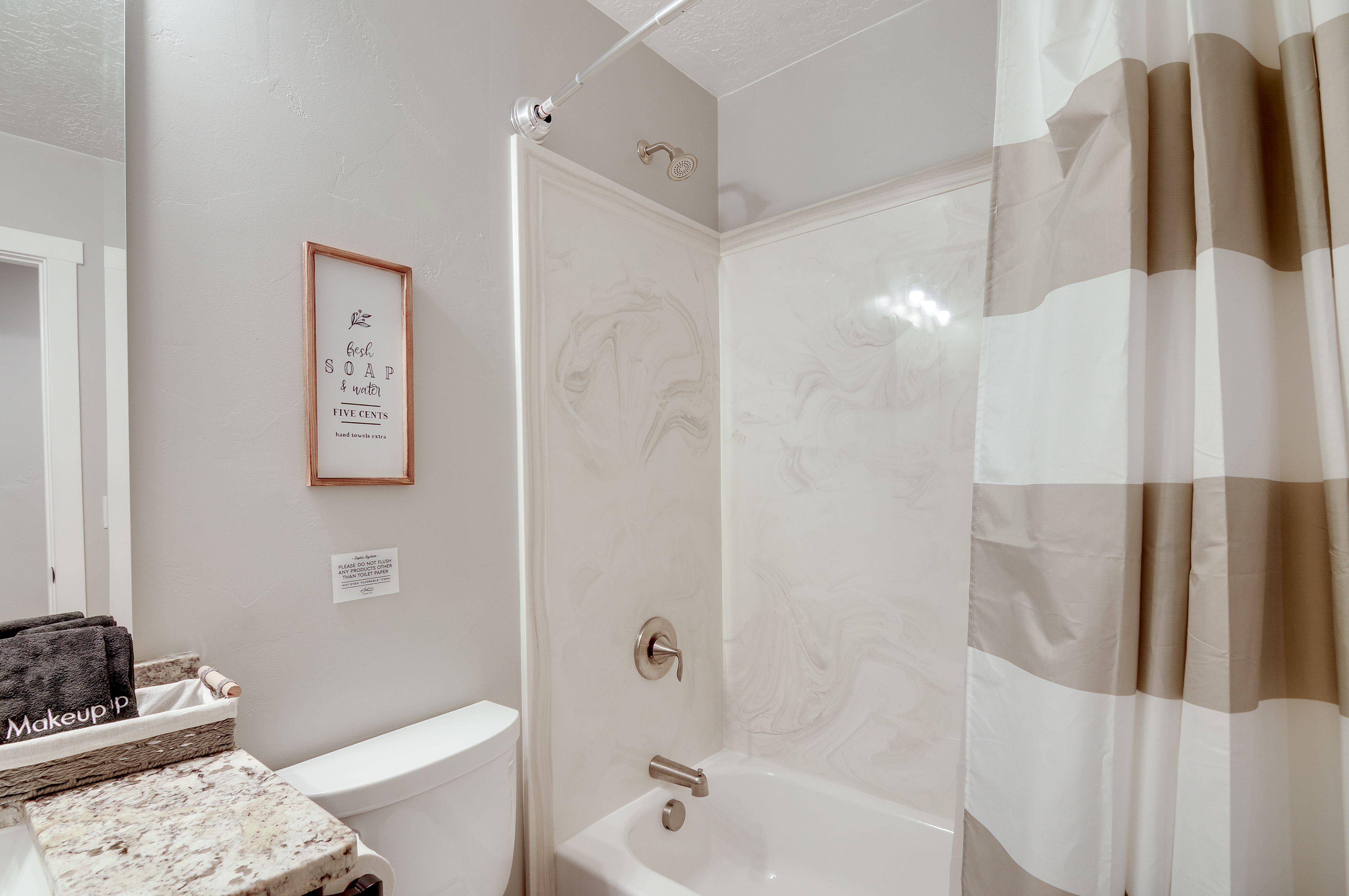 Full Bathroom | Complimentary Toiletries | Hair Dryer