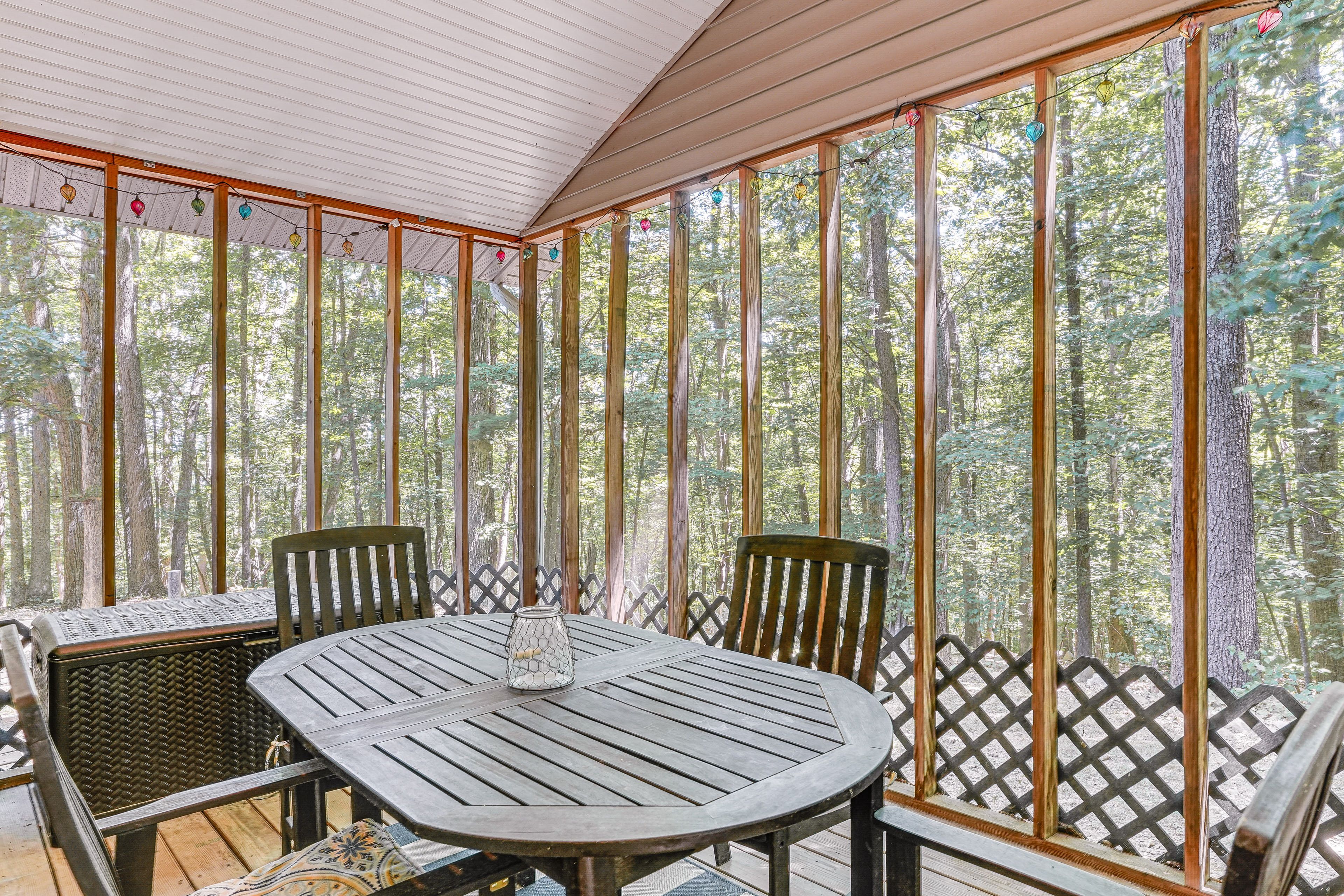 Screened-In Porch | Dining Area