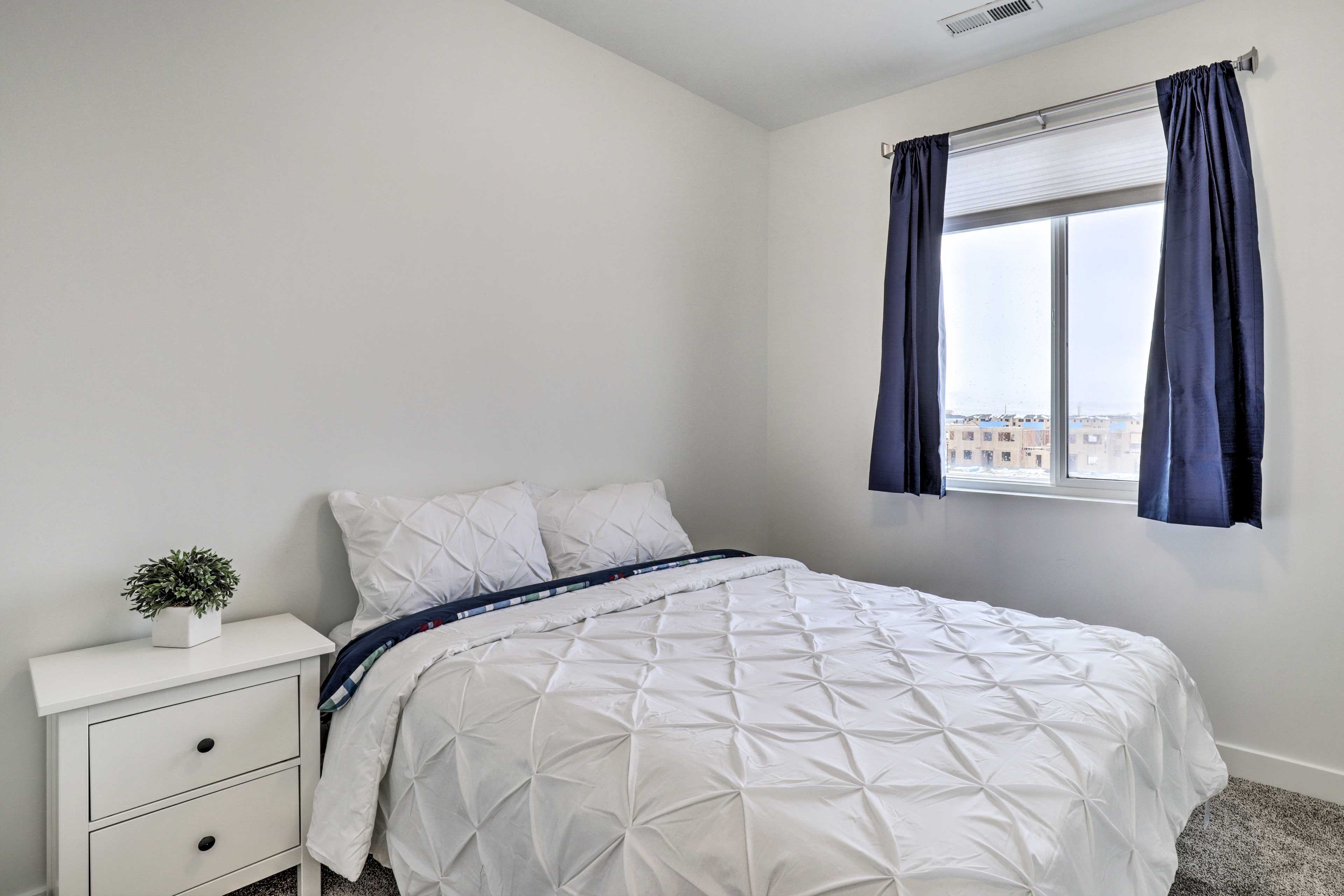 Bedroom 2 | Queen Bed