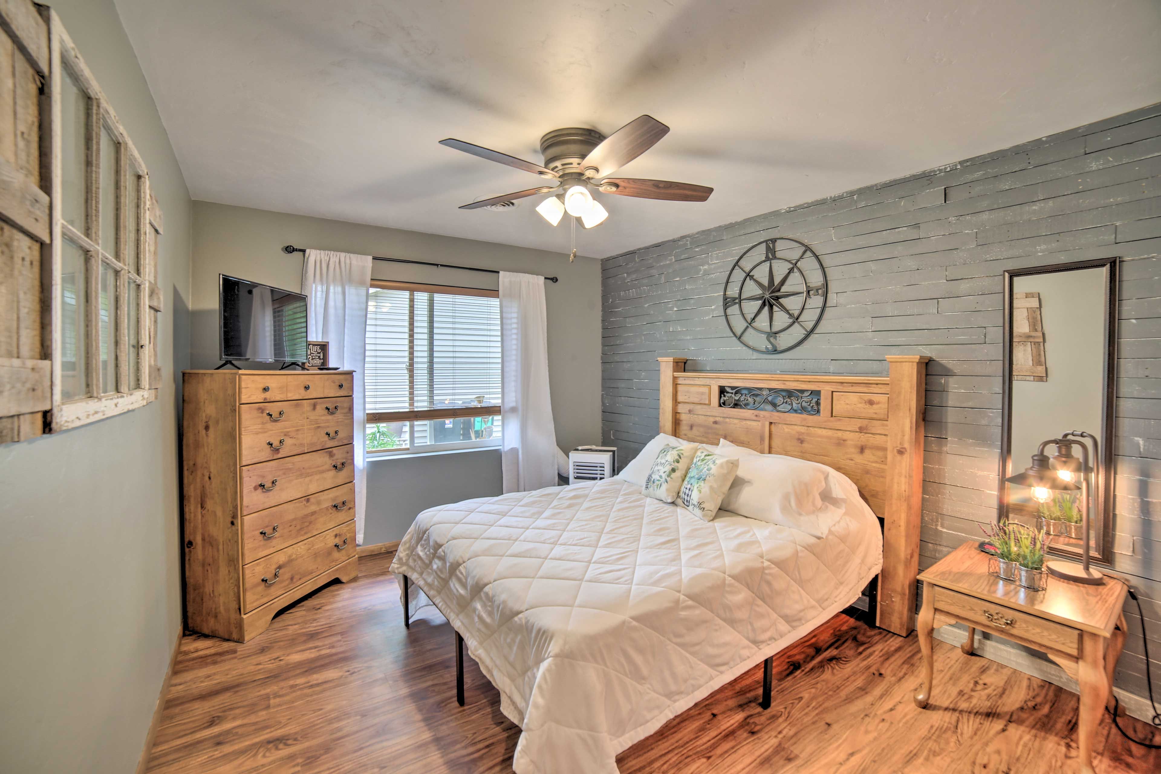Bedroom 2 | Queen Bed