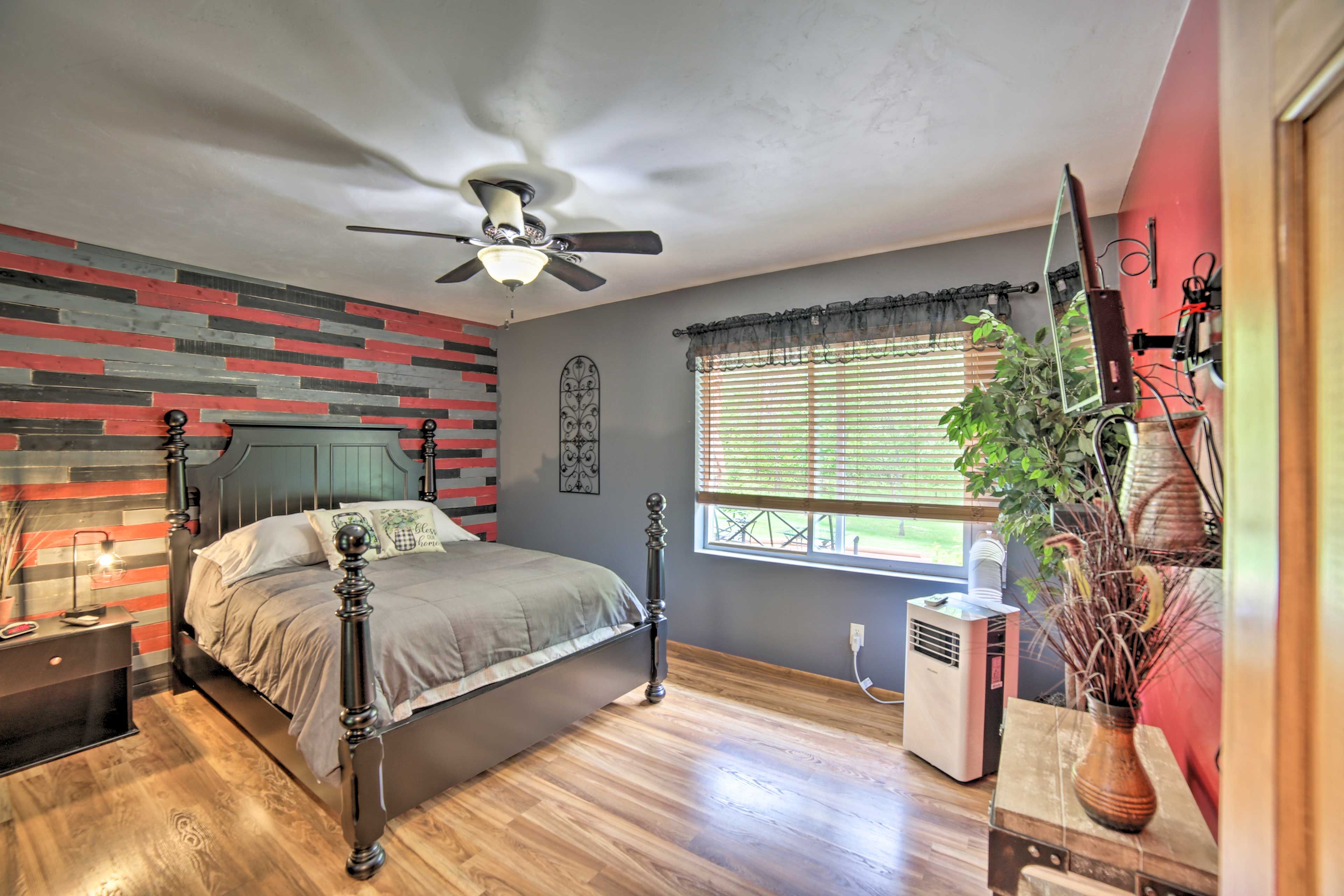 Bedroom 1 | Queen Bed