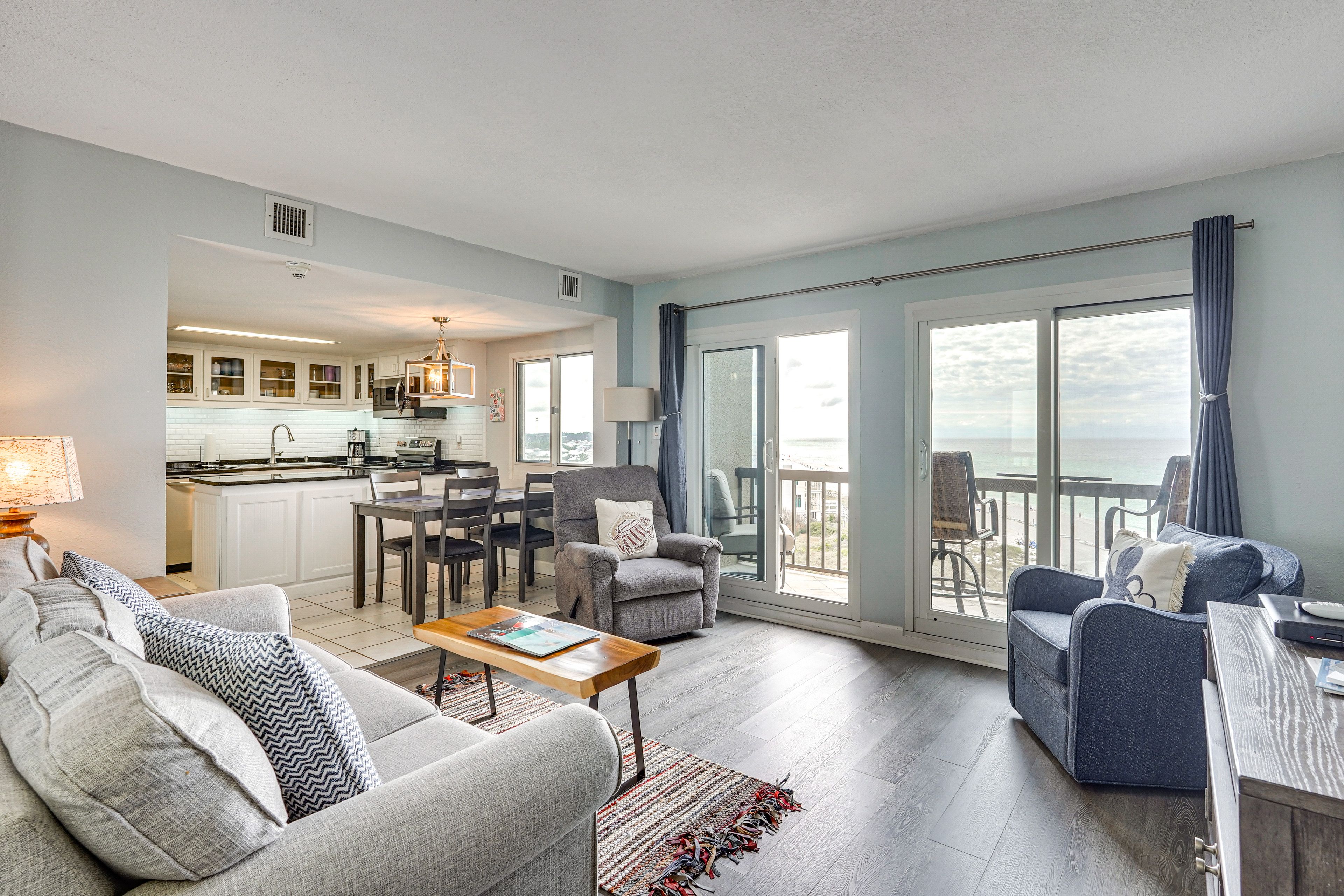 Living Room | Sleeper Sofa | Free WiFi | Central A/C | Smart TV | 1st Floor