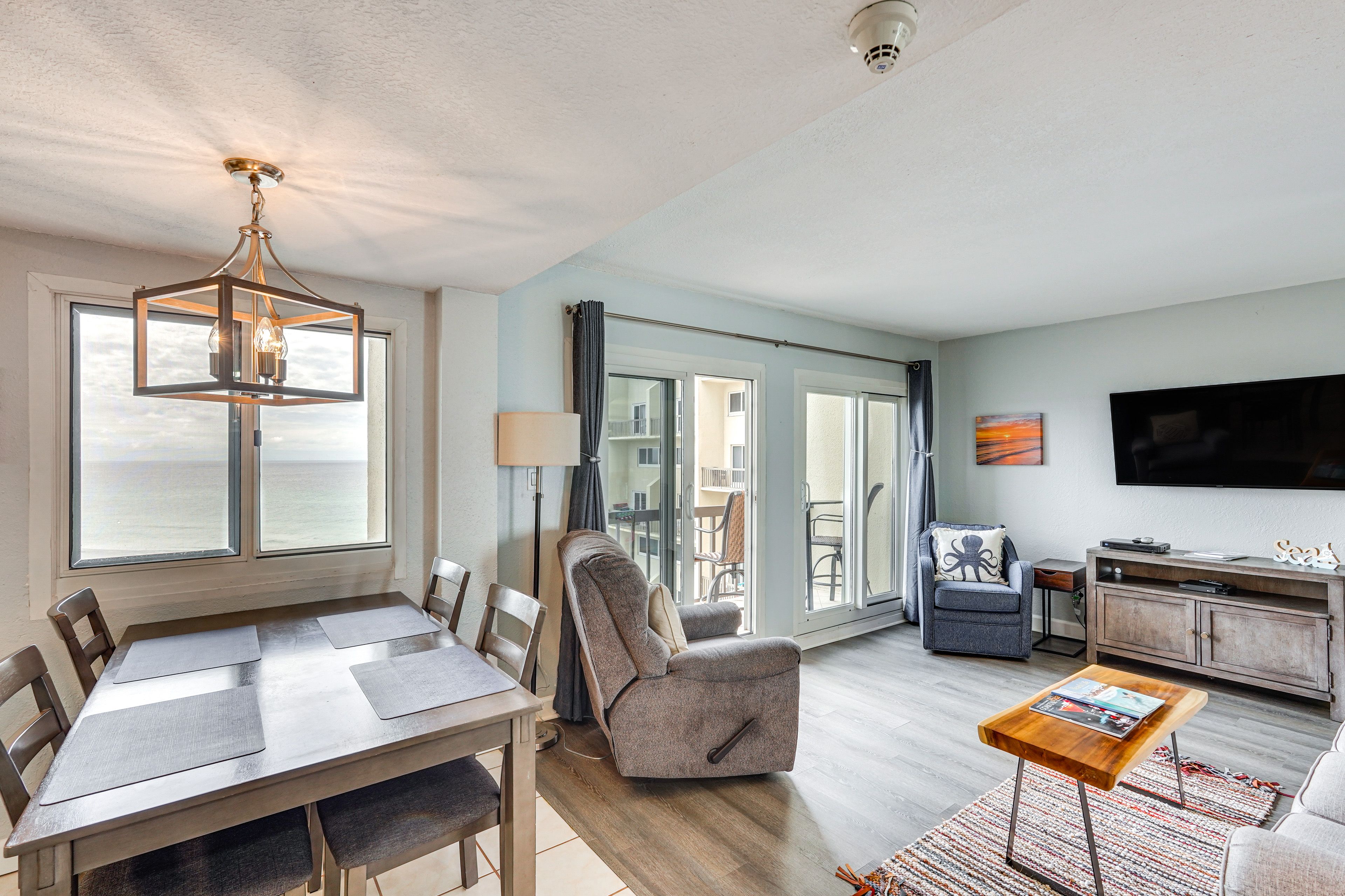 Dining Area | Dishware/Flatware Provided | 1st Floor