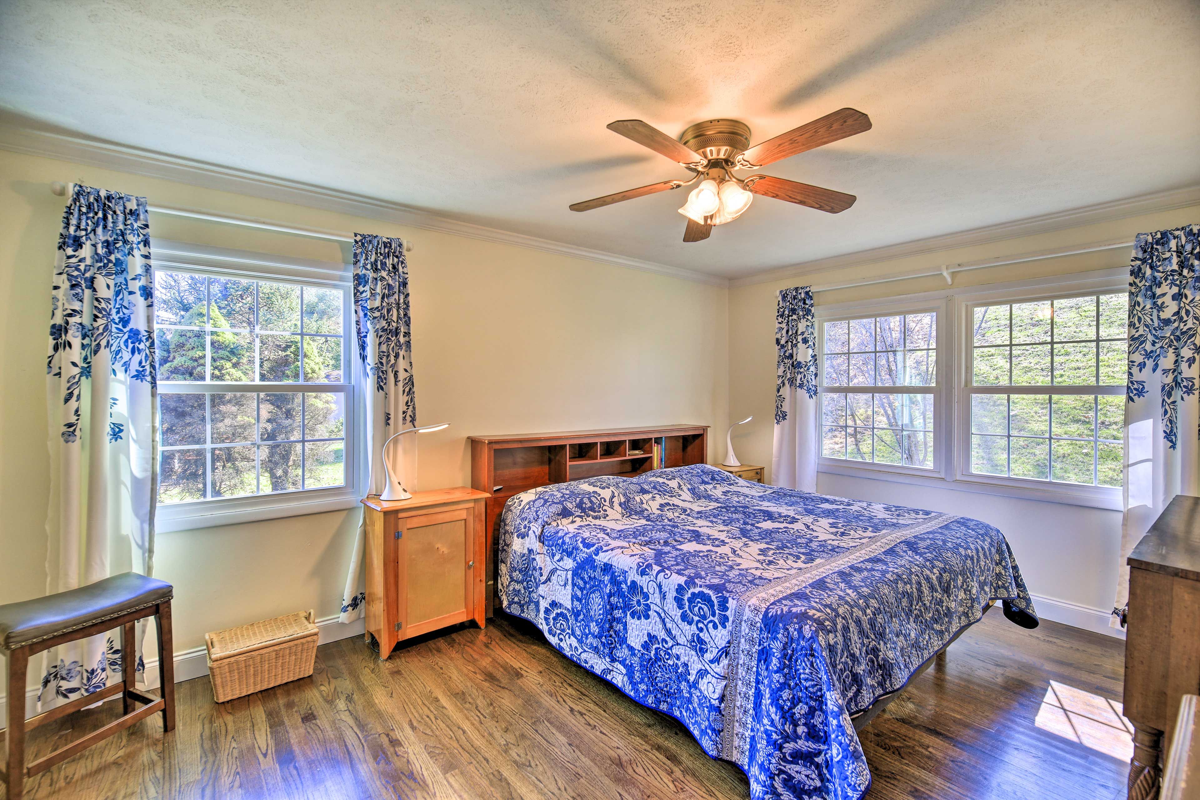 Bedroom 1 | King Bed (2 Twin Mattresses)
