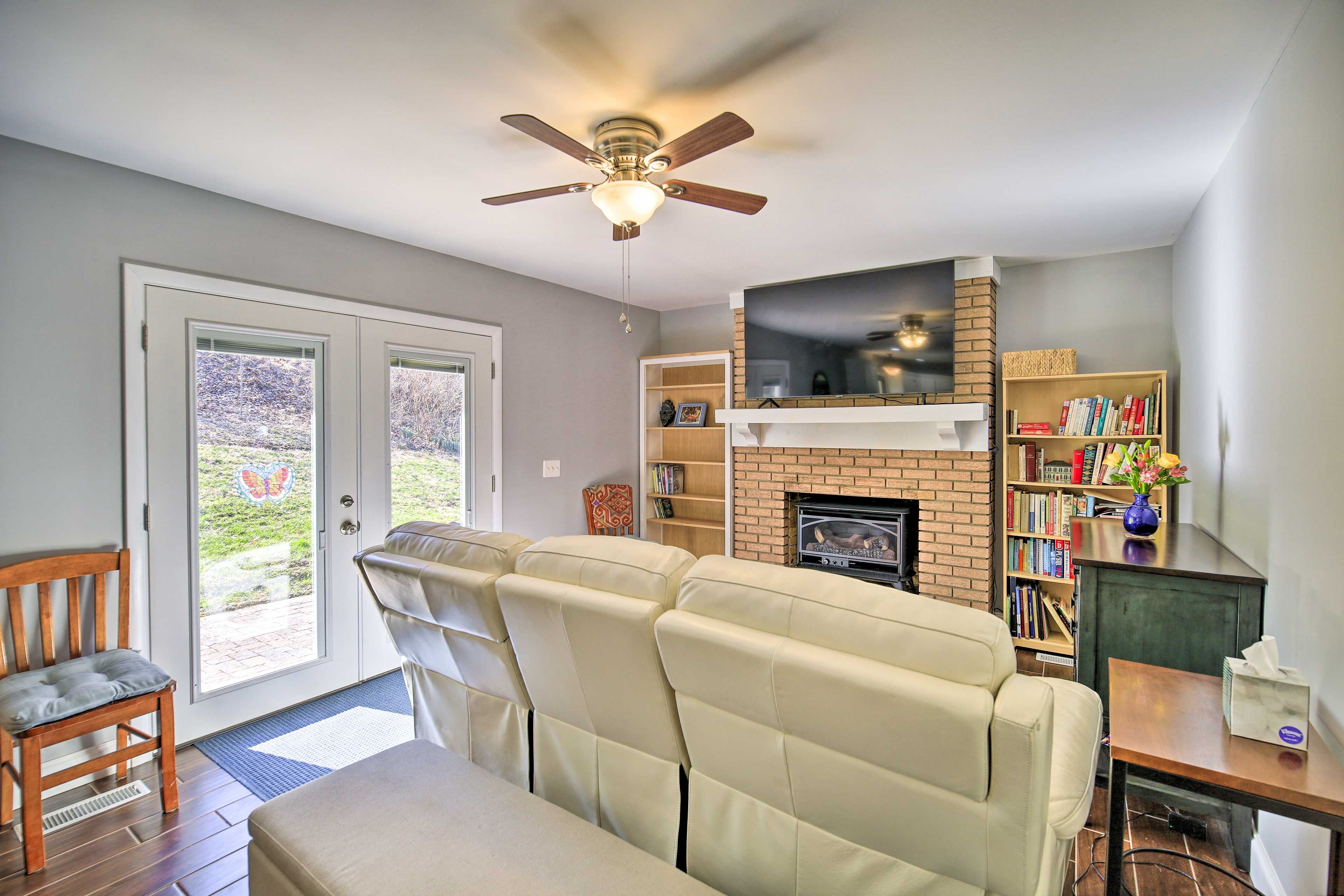 Living Room | Smart TV | Fireplace