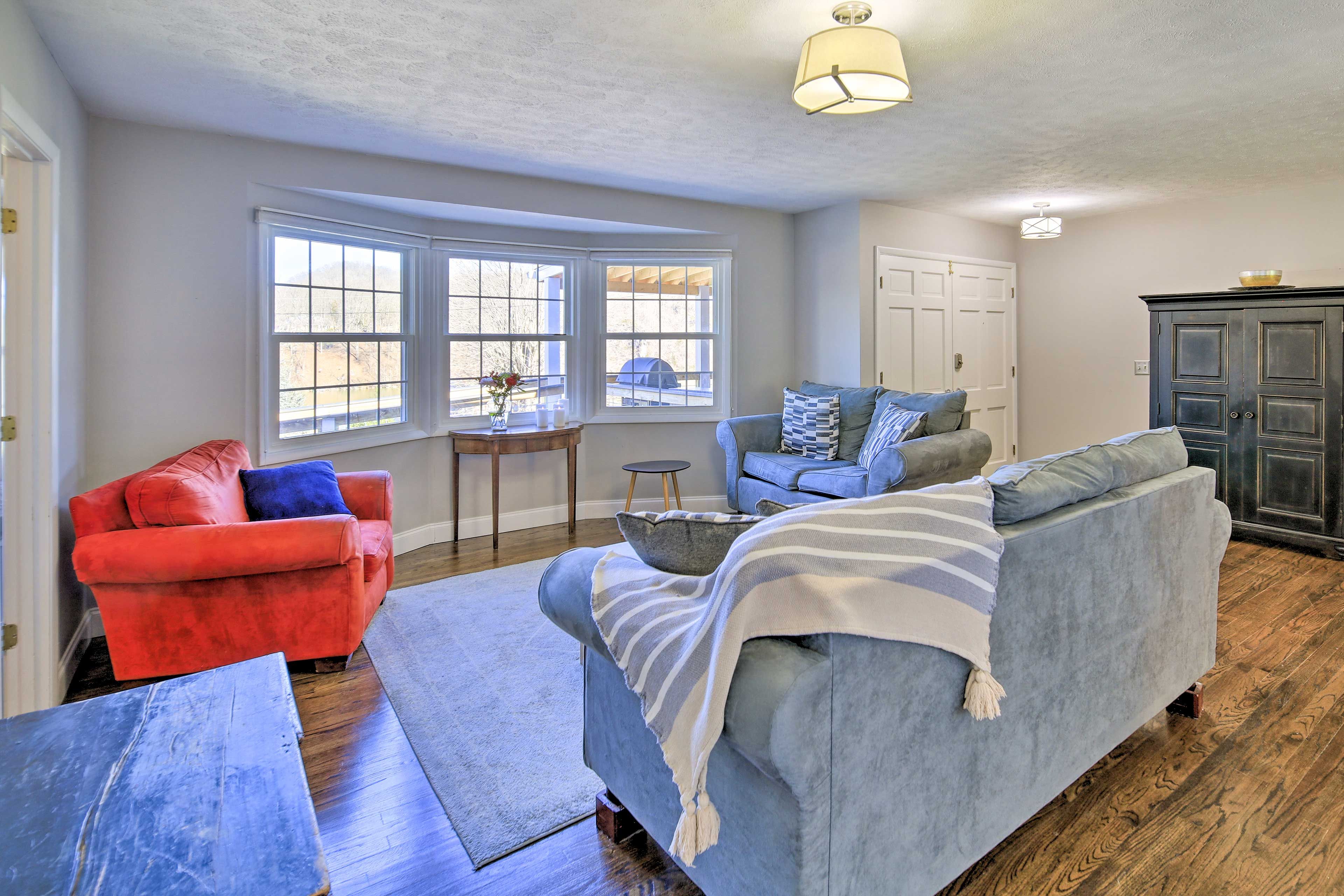 Living Room | Central A/C | Free WiFi