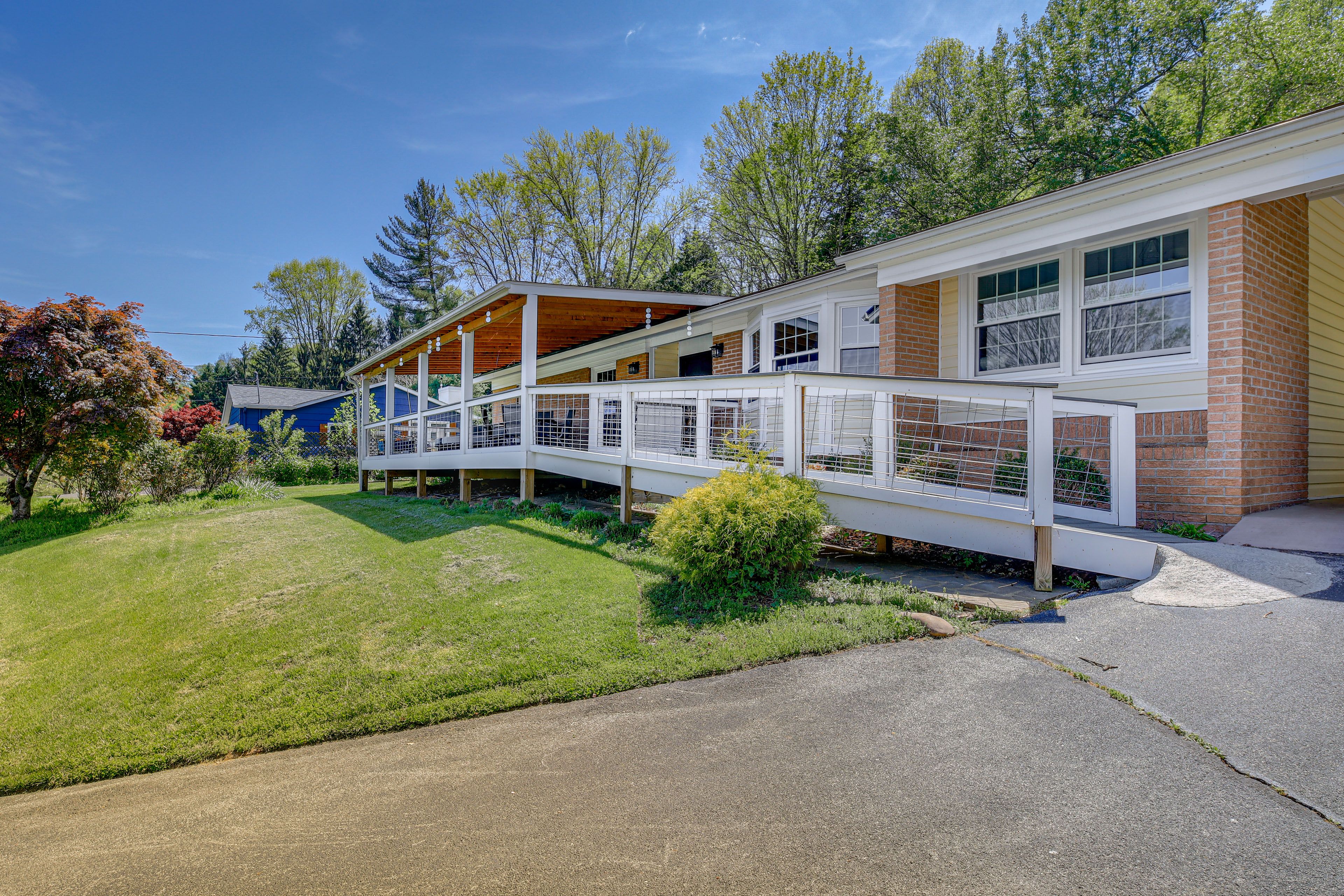Parking | Driveway (4 Vehicles) | Carport (1 Vehicle)