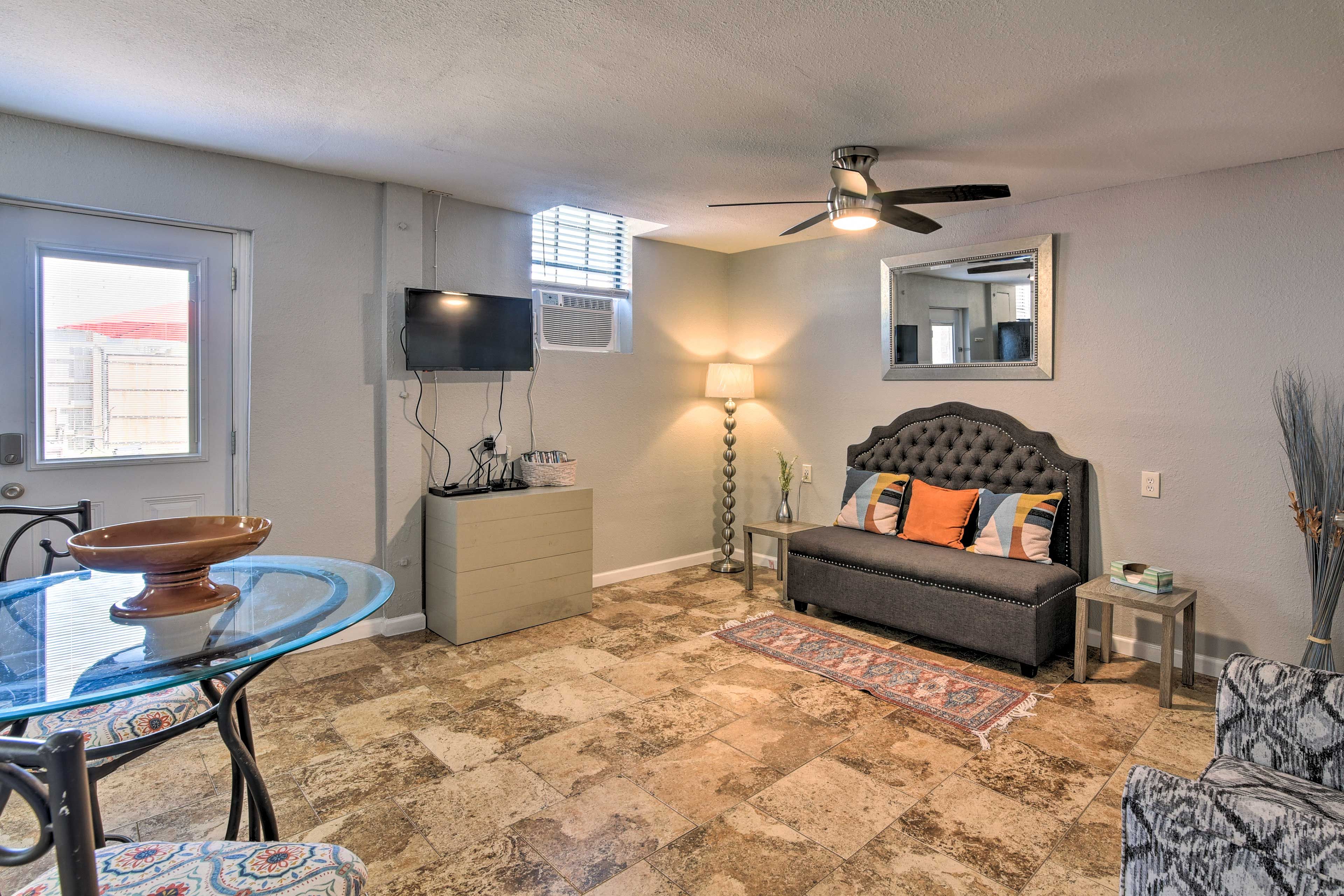 Living Room | Smart TV w/ Cable
