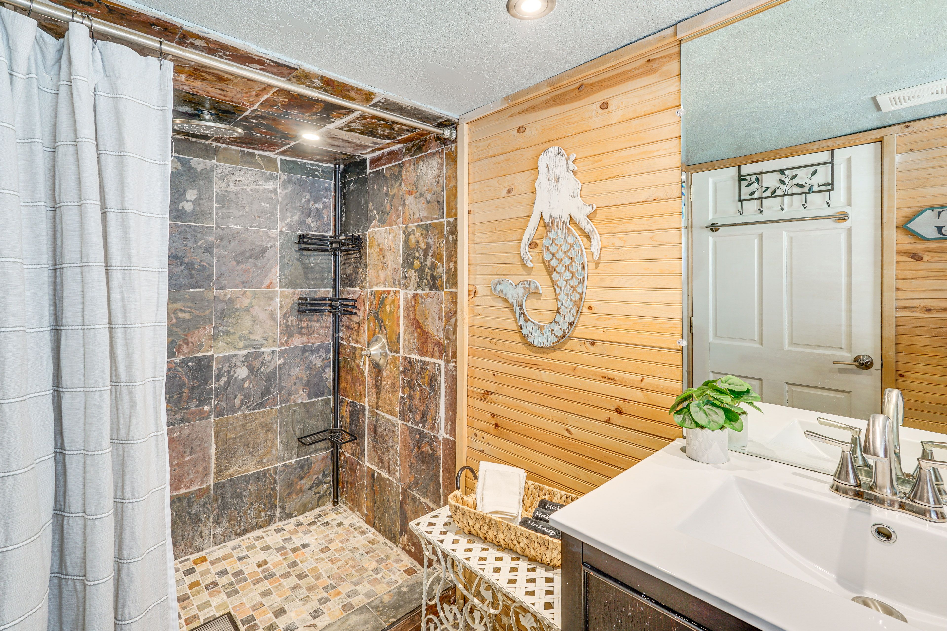 Full Bathroom | Towels Provided | Complimentary Toiletries | 1st Floor