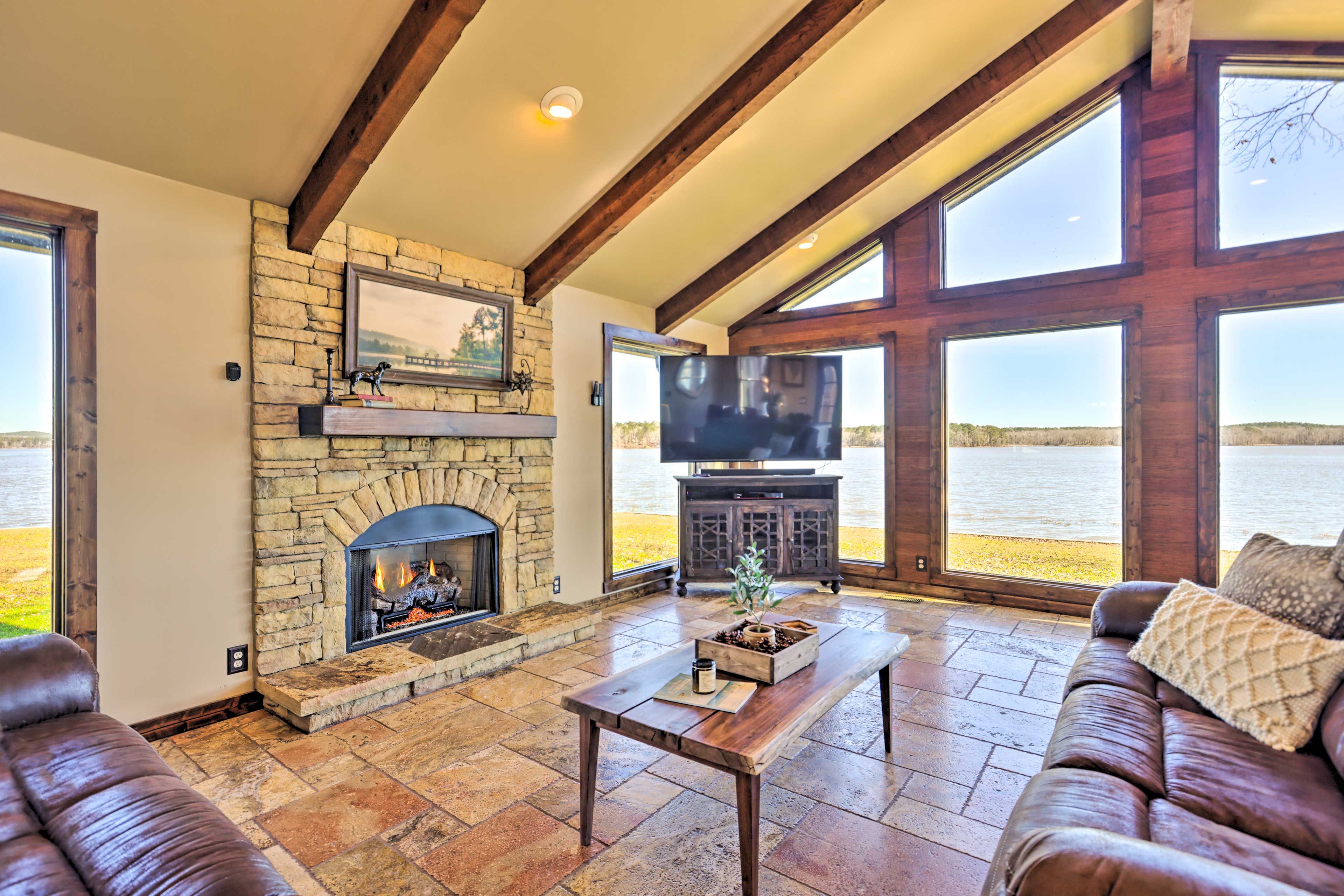 Living Room | Smart TV | Fireplace