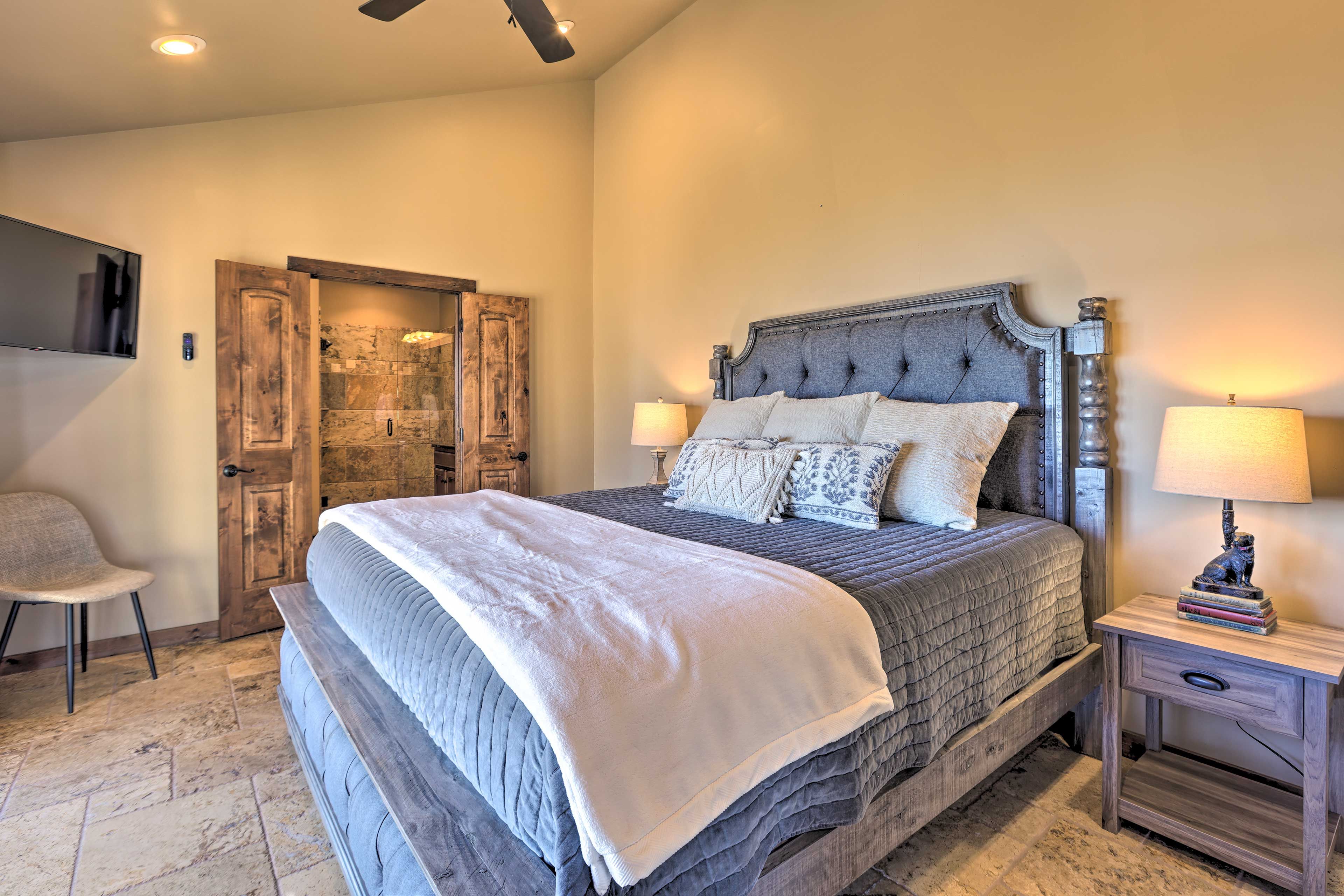 Bedroom 2 | King Bed | 1st Floor | Smart TV