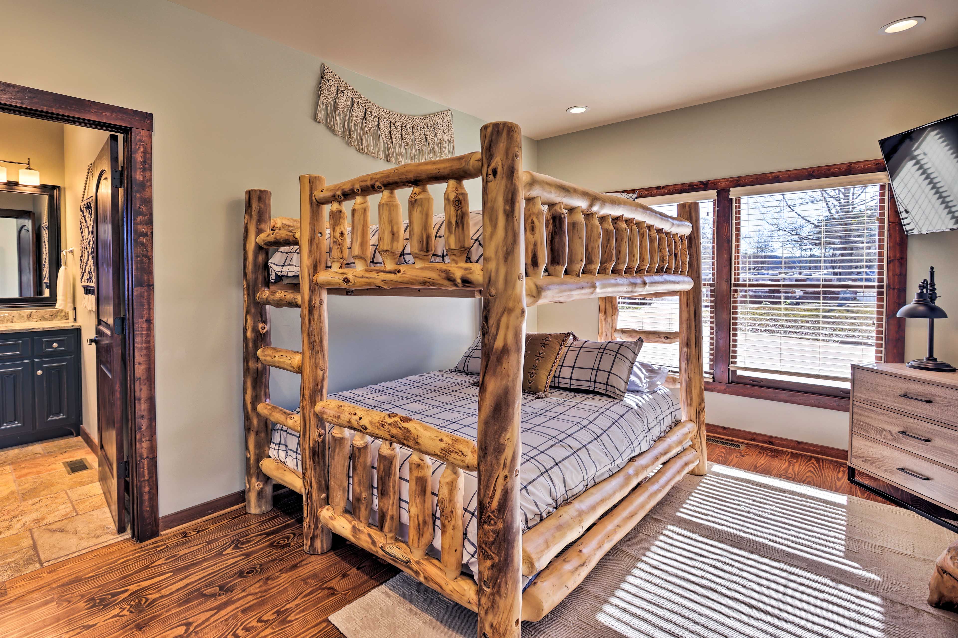 Bedroom 3 | Queen Bunk Bed | 1st Floor