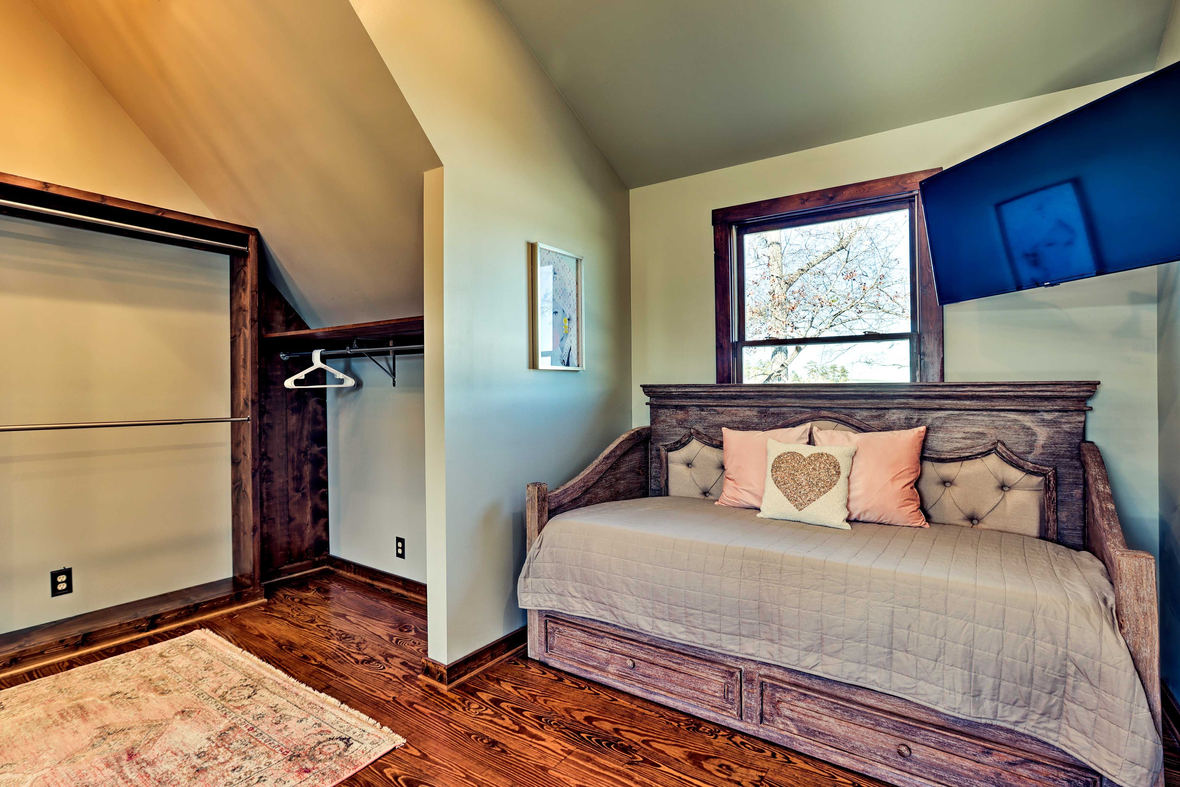Bedroom 1 | Twin Daybed | Twin Trundle