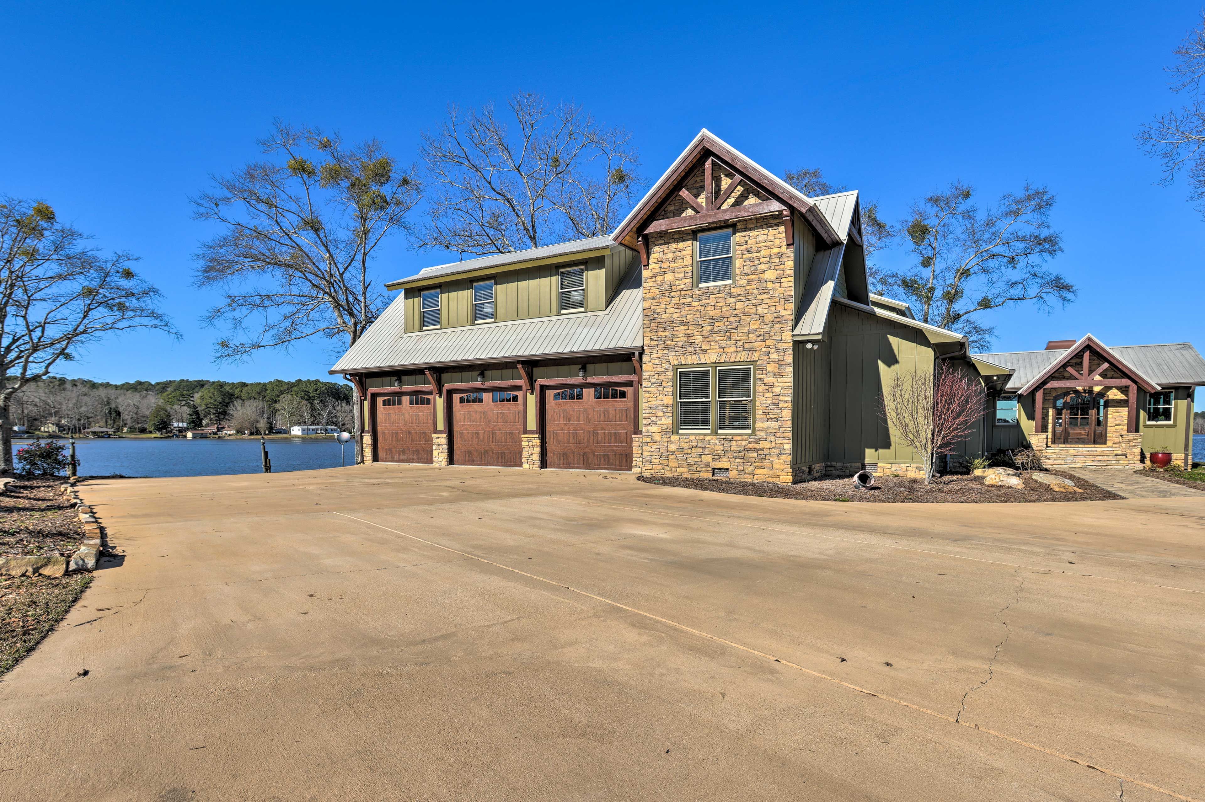 Parking | Driveway (5 Vehicles) | Trailer Parking | Shared w/ Other Rental