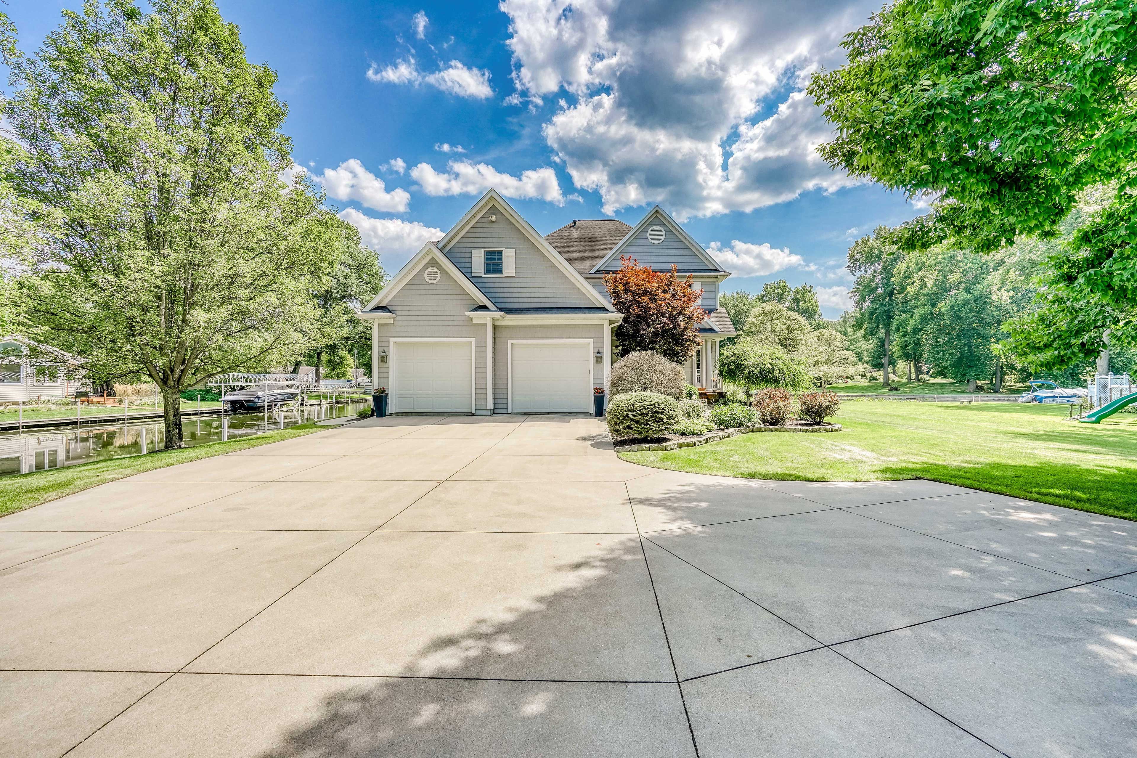 Property Exterior | Driveway Parking (6 Vehicles) | Boat Trailer Parking