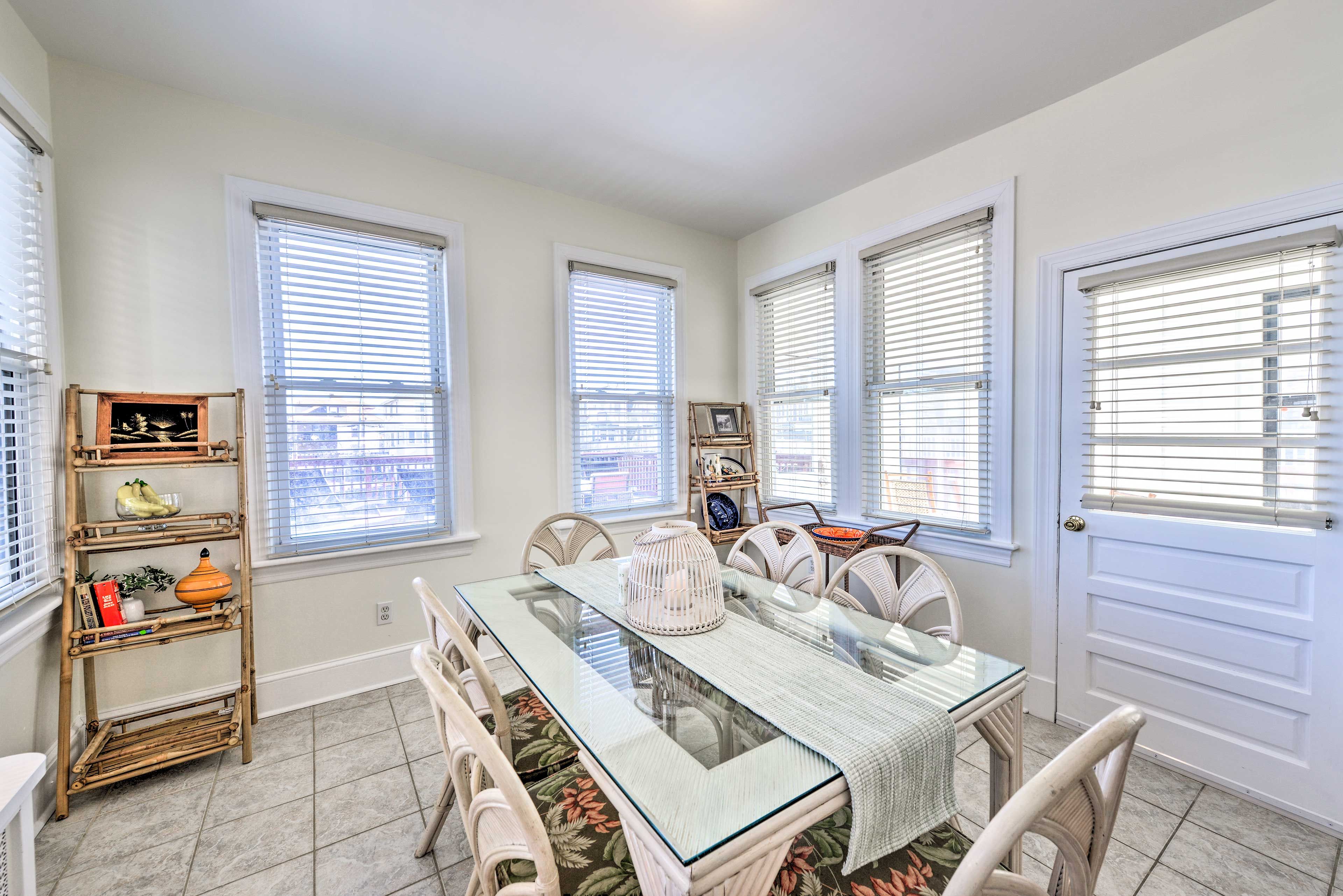 Dining Area | Complimentary Spices