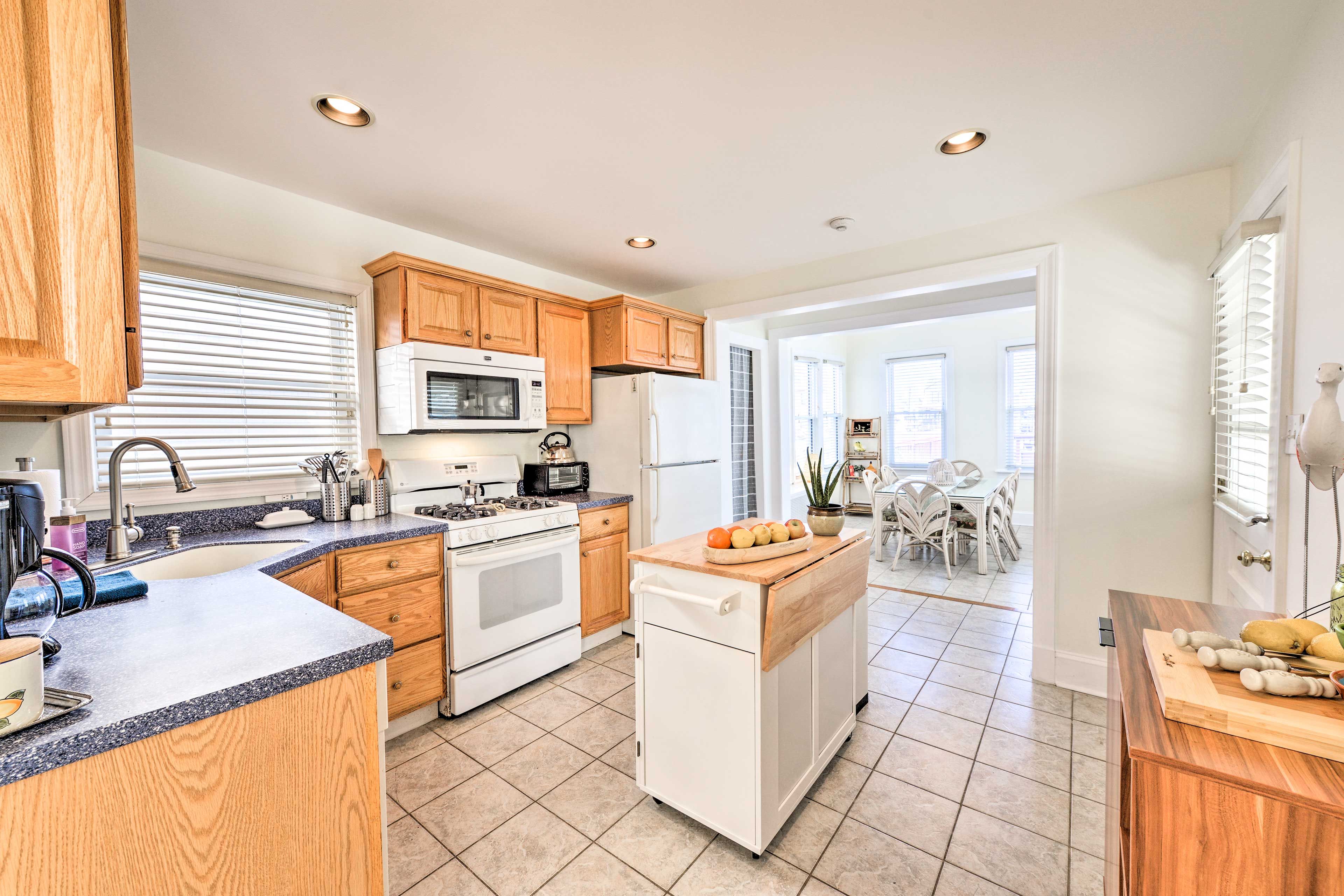 Kitchen | Fully Equipped | 1st Floor | Cooking Basics | Water Filter | Ice Maker