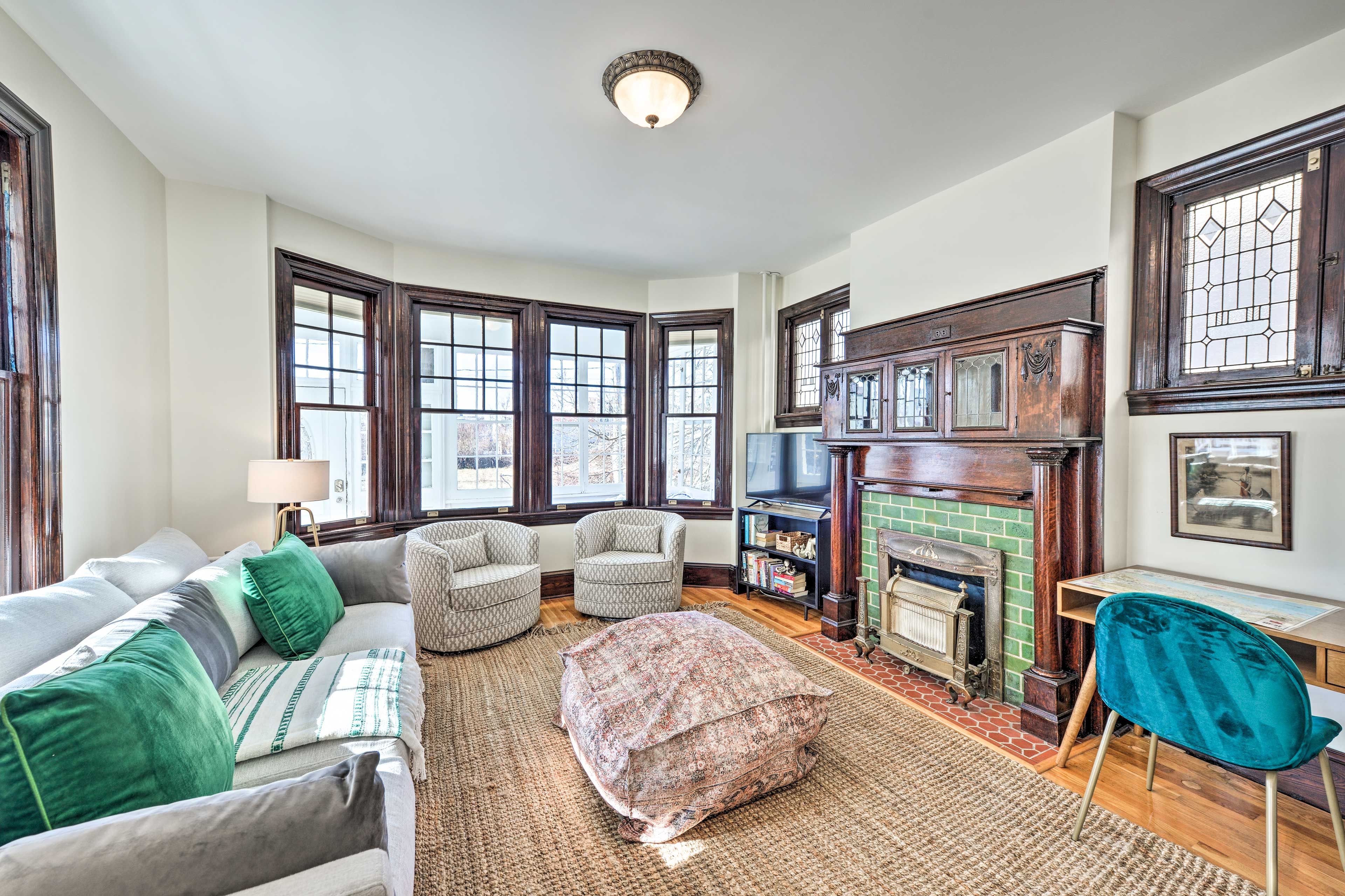 Living Area | 1st Floor | Smart TV | Internet Access