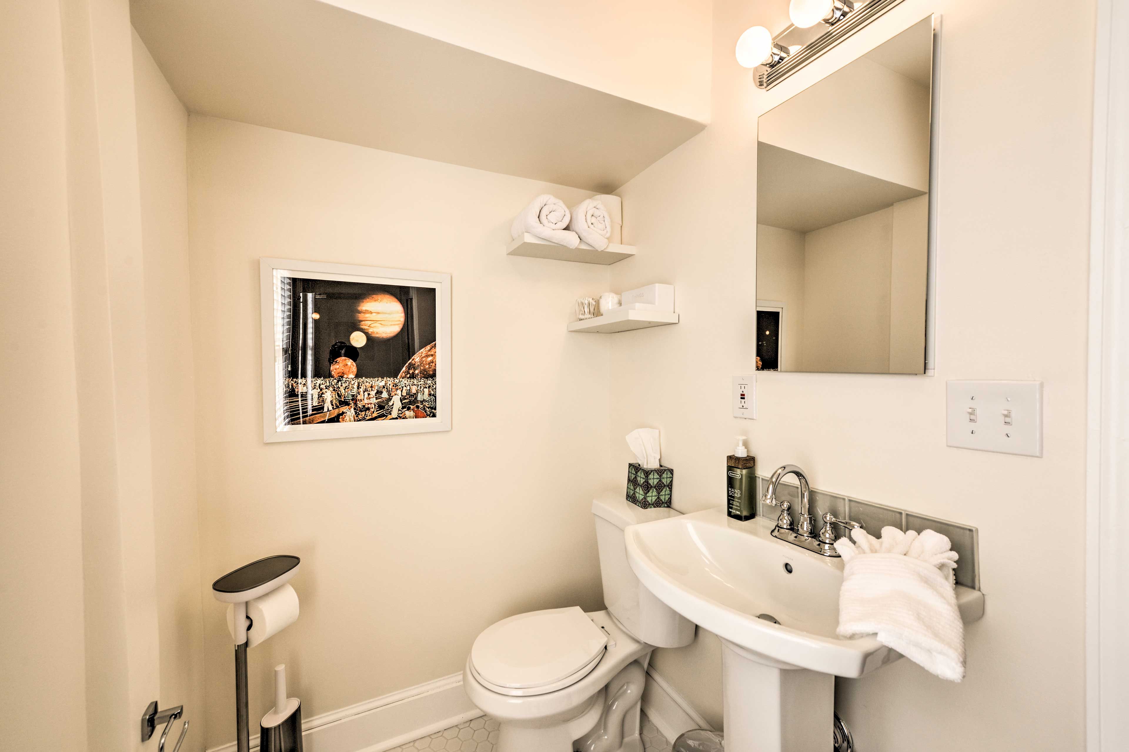Full Bathroom | 2nd Floor | Complimentary Toiletries | Towels Provided