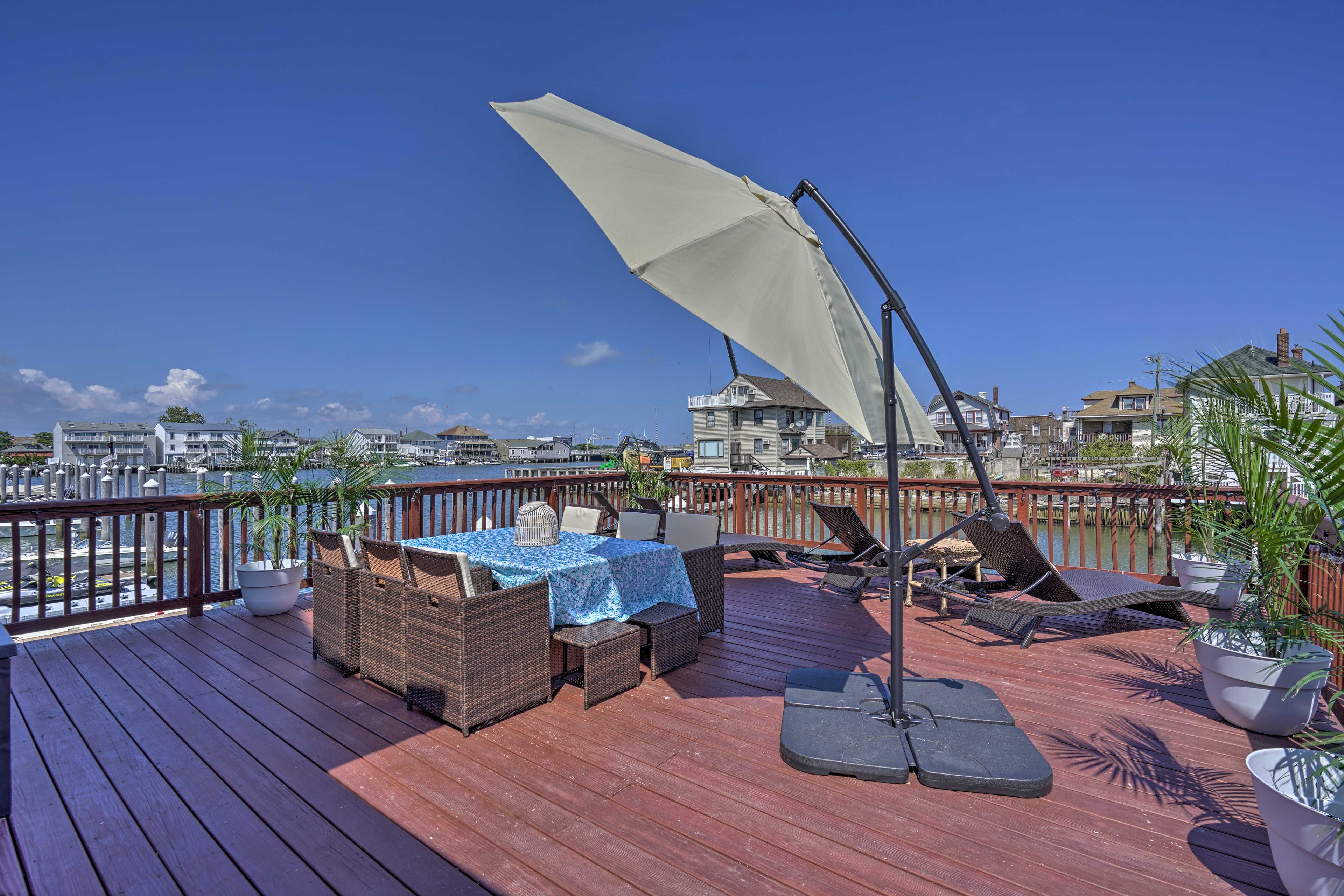 Private Waterfront Deck