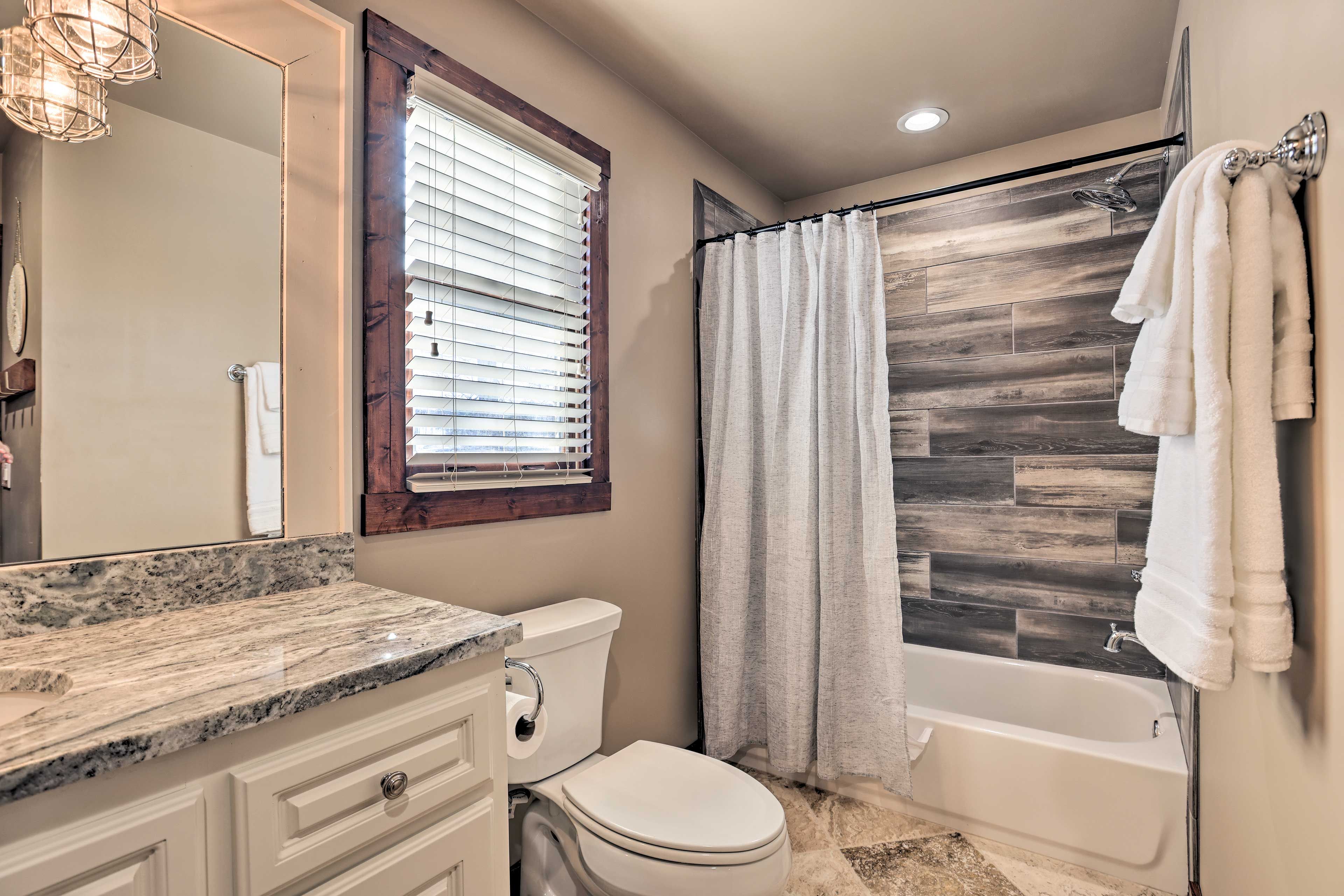 Full Bathroom | Towels Provided | Shower/Tub Combo