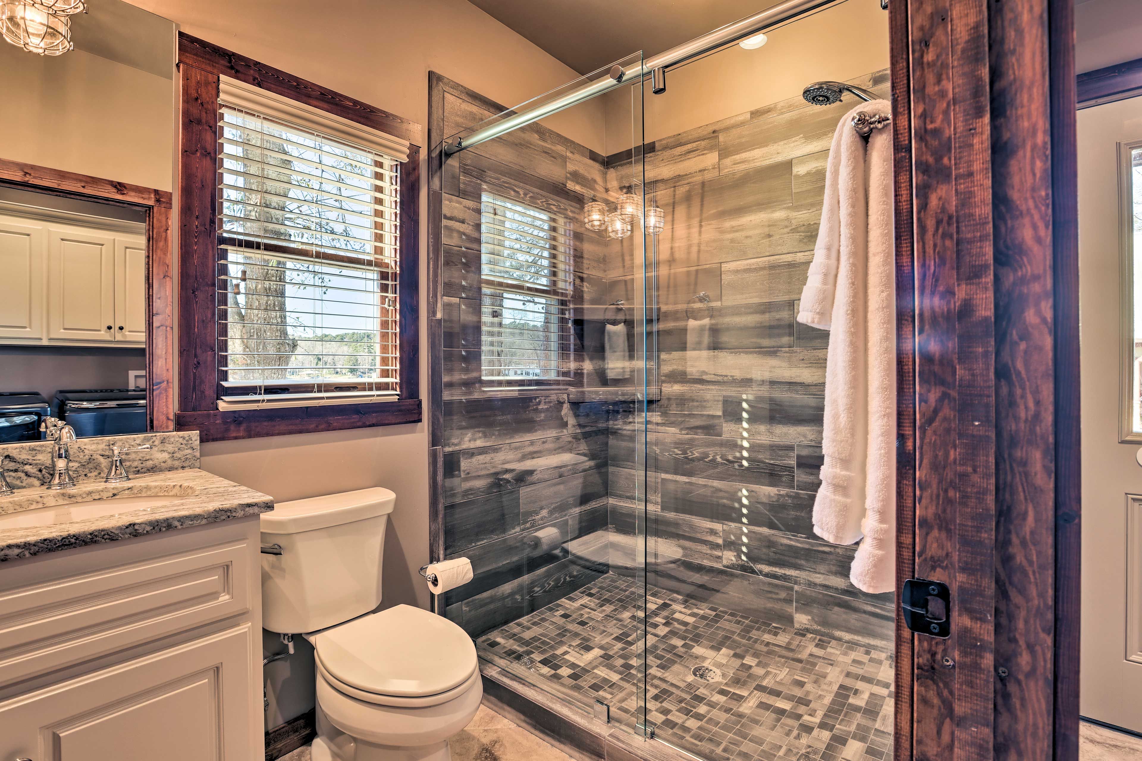 Full Bathroom | Walk-In Shower | Towels Provided