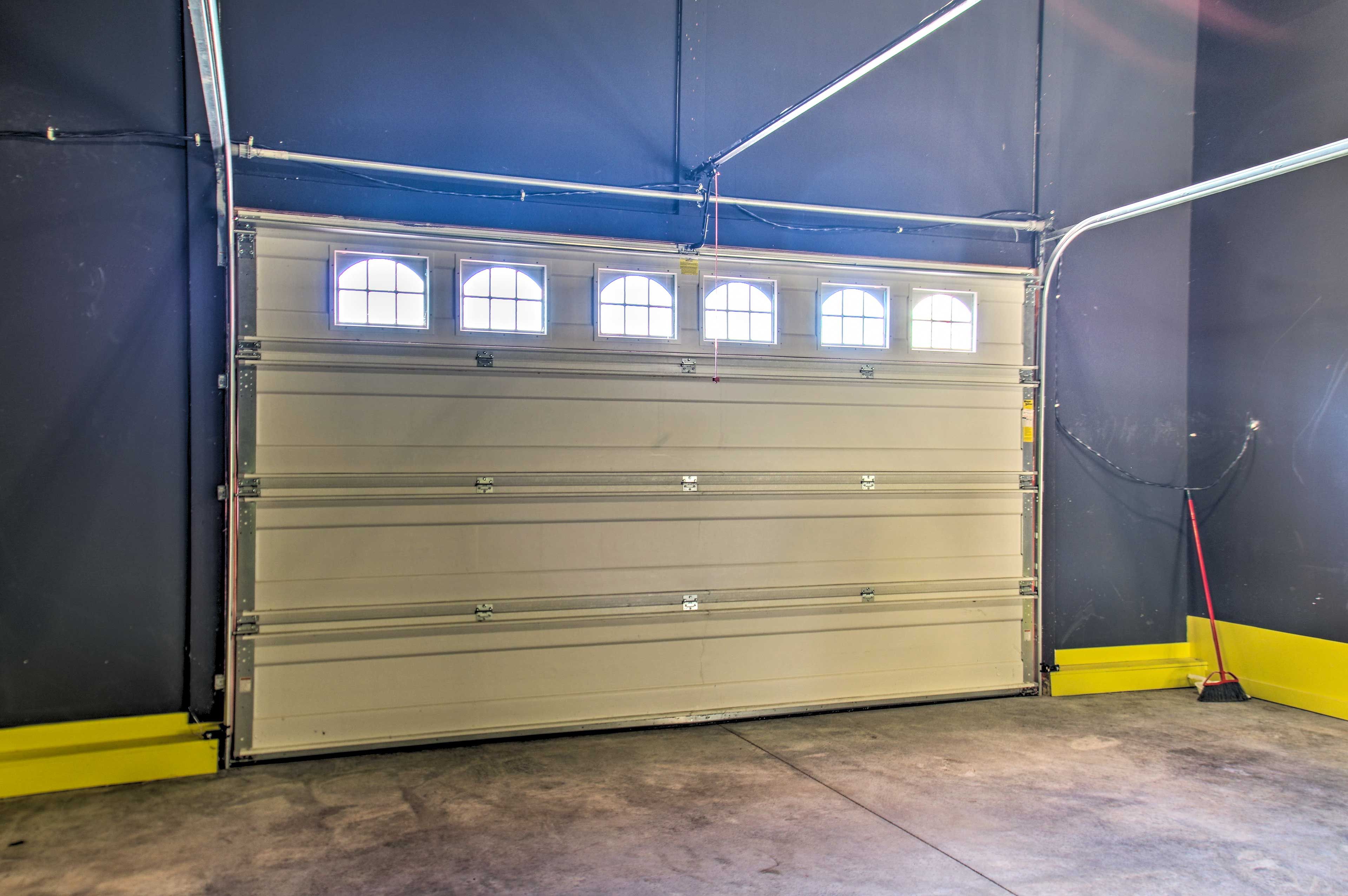 Private Garage | Keyless Entry | Parking (2 Vehicles)