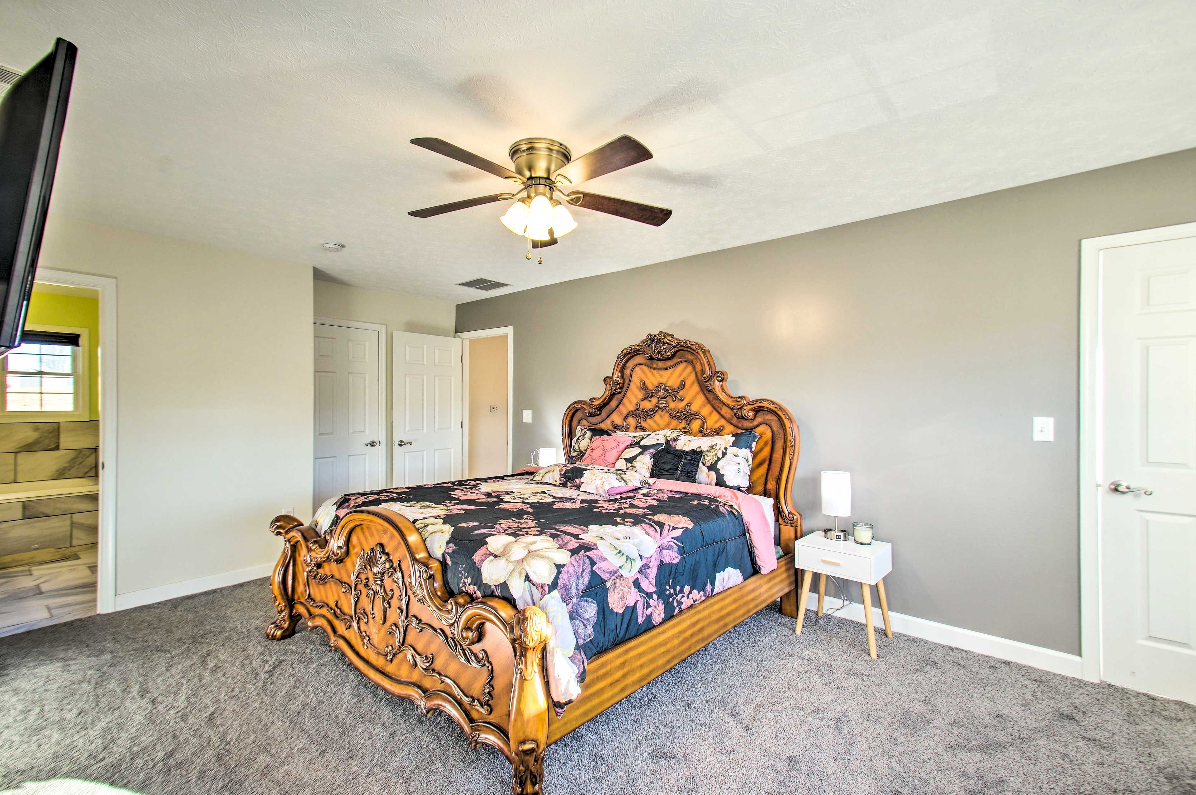 Bedroom 1 | 1st Floor | King Bed | Linens Provided | Smart TV