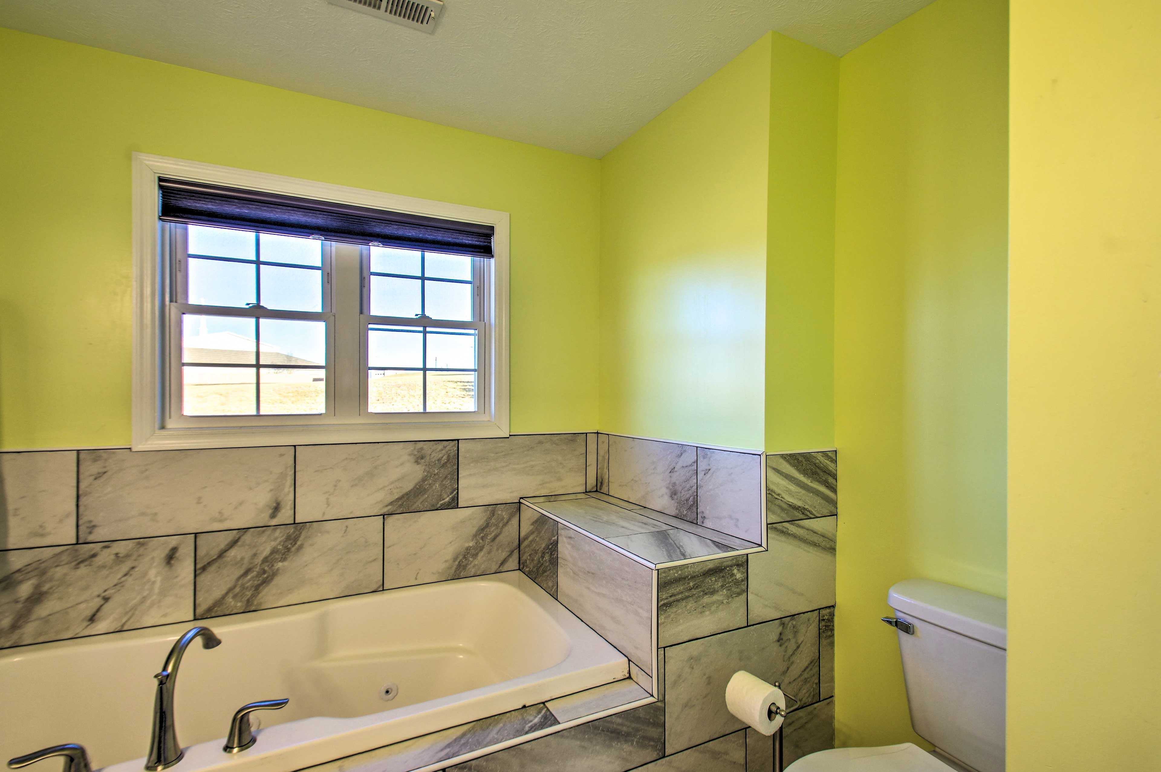 Full Bathroom | Access via Bedroom 1 | Towels Provided | Jetted Tub | Hair Dryer