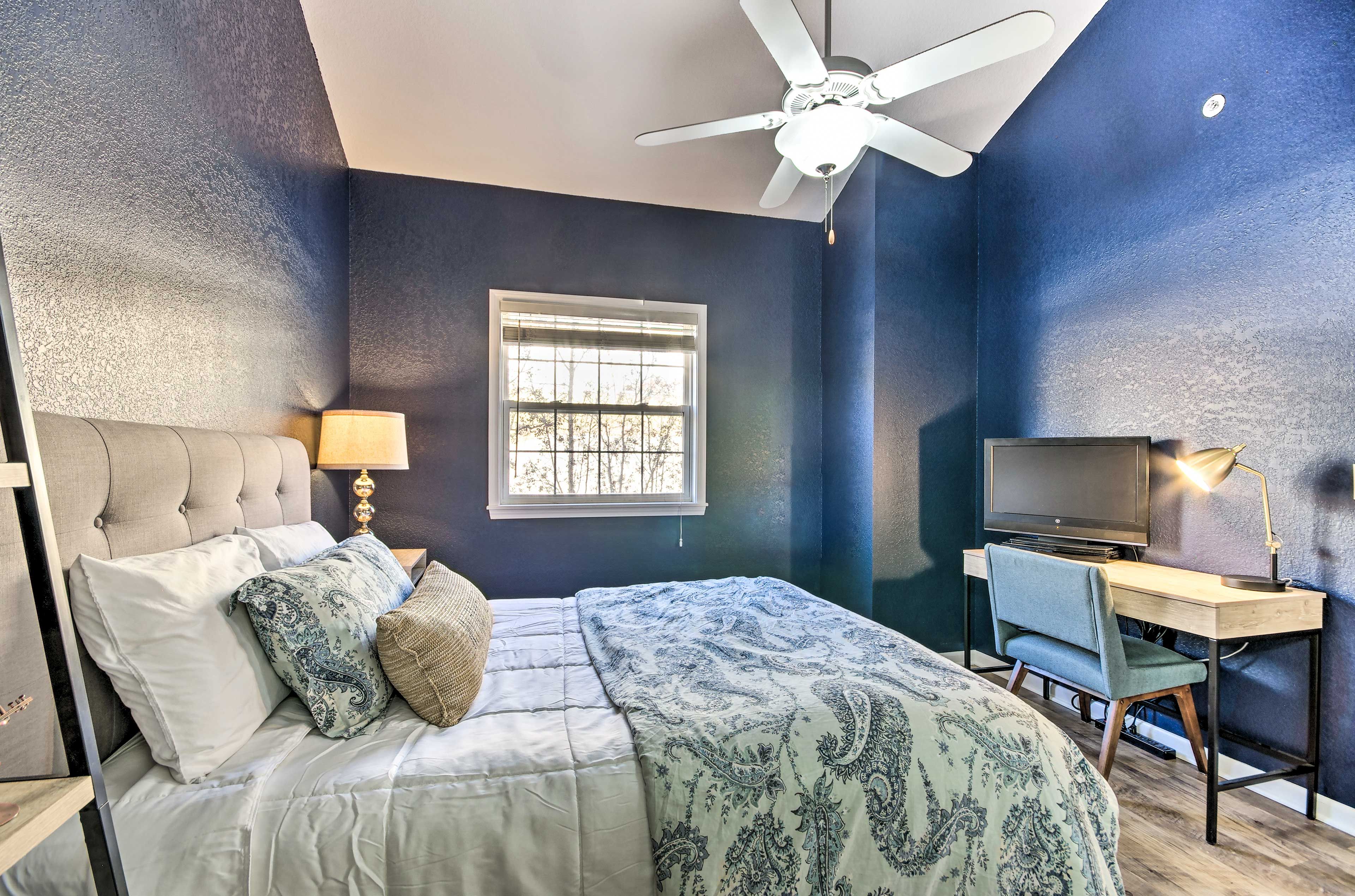 Bedroom 2 | Smart TV w/ Cable