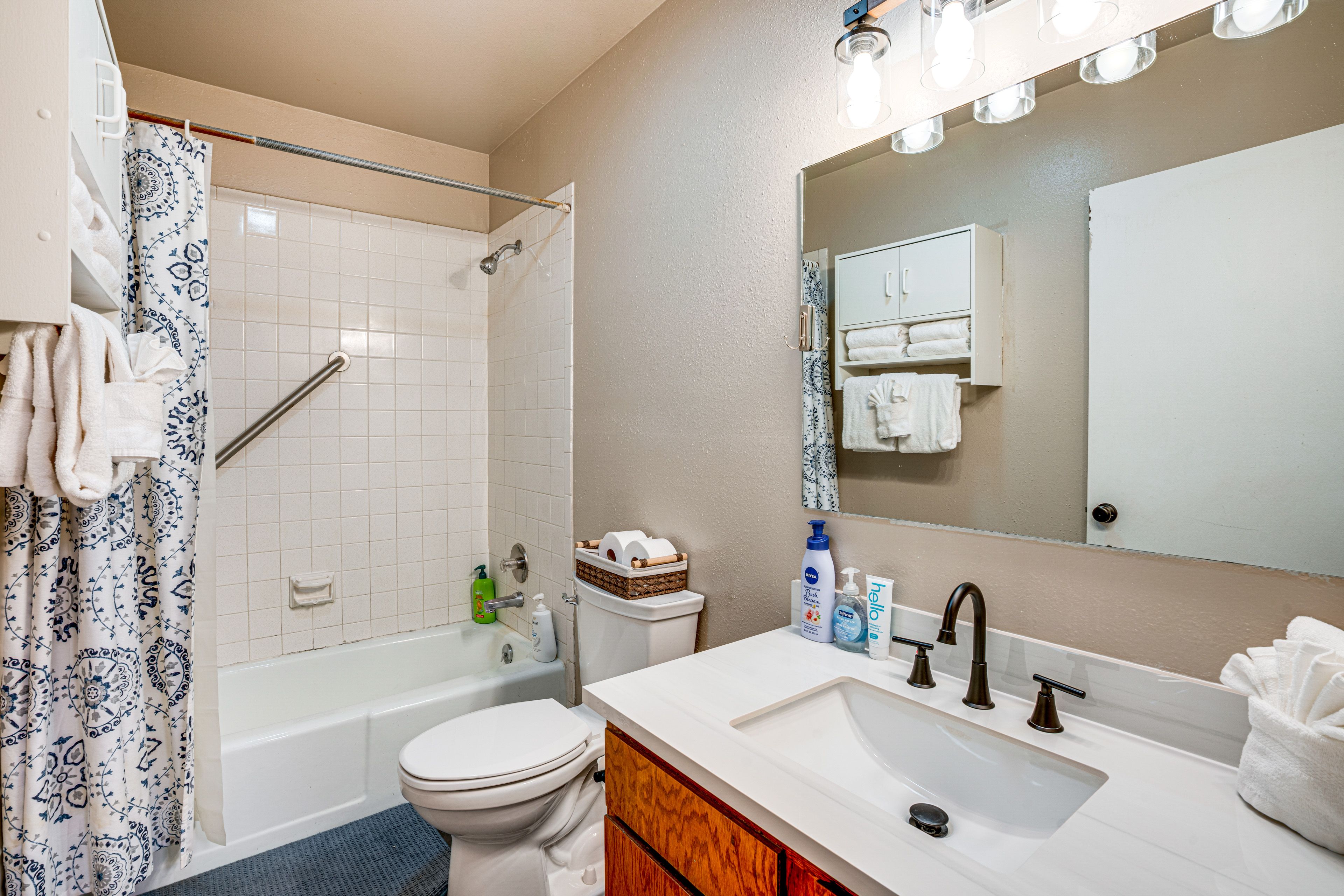 Full Bathroom | Towels Provided | Complimentary Toiletries
