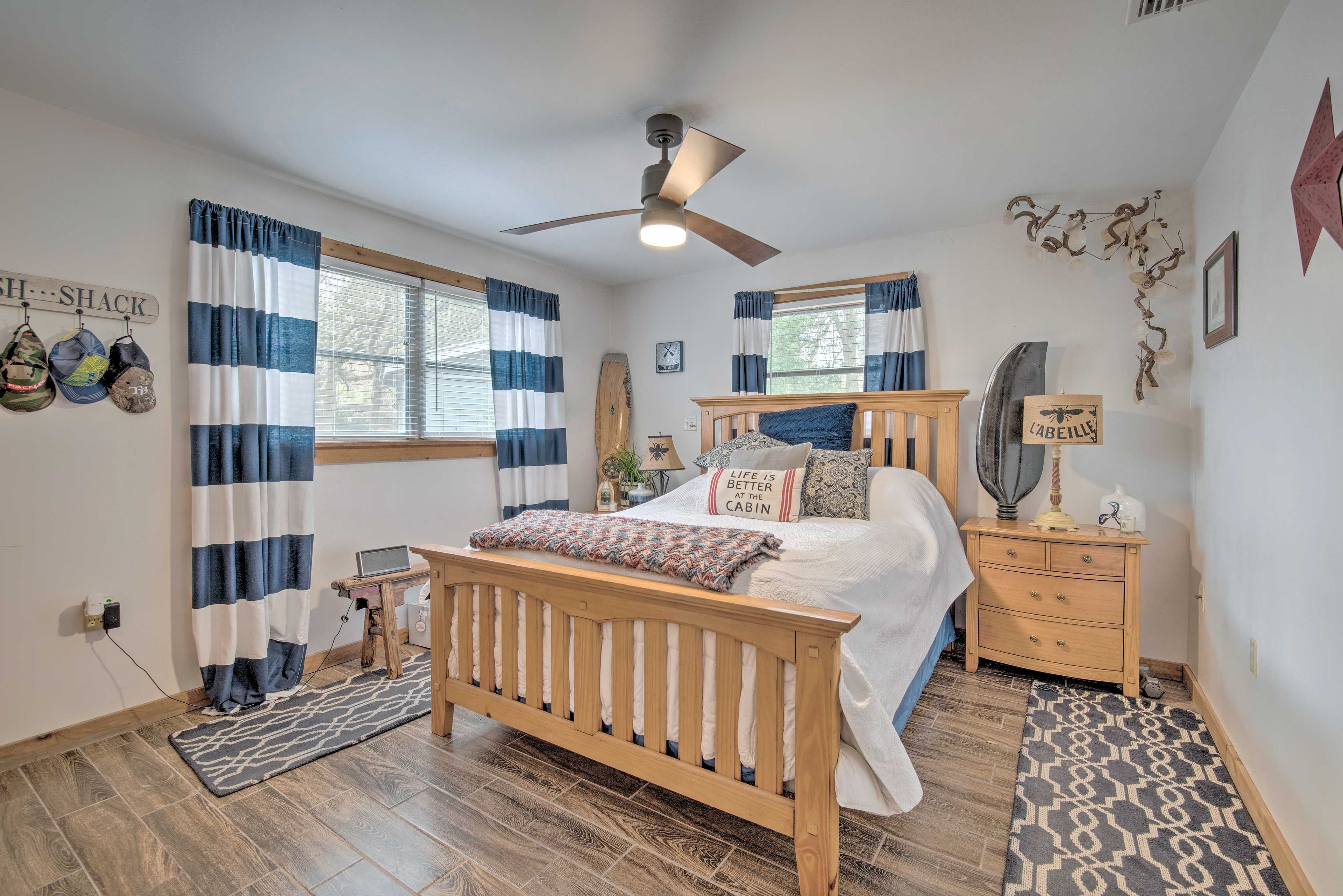 Bedroom 1 | Queen Bed