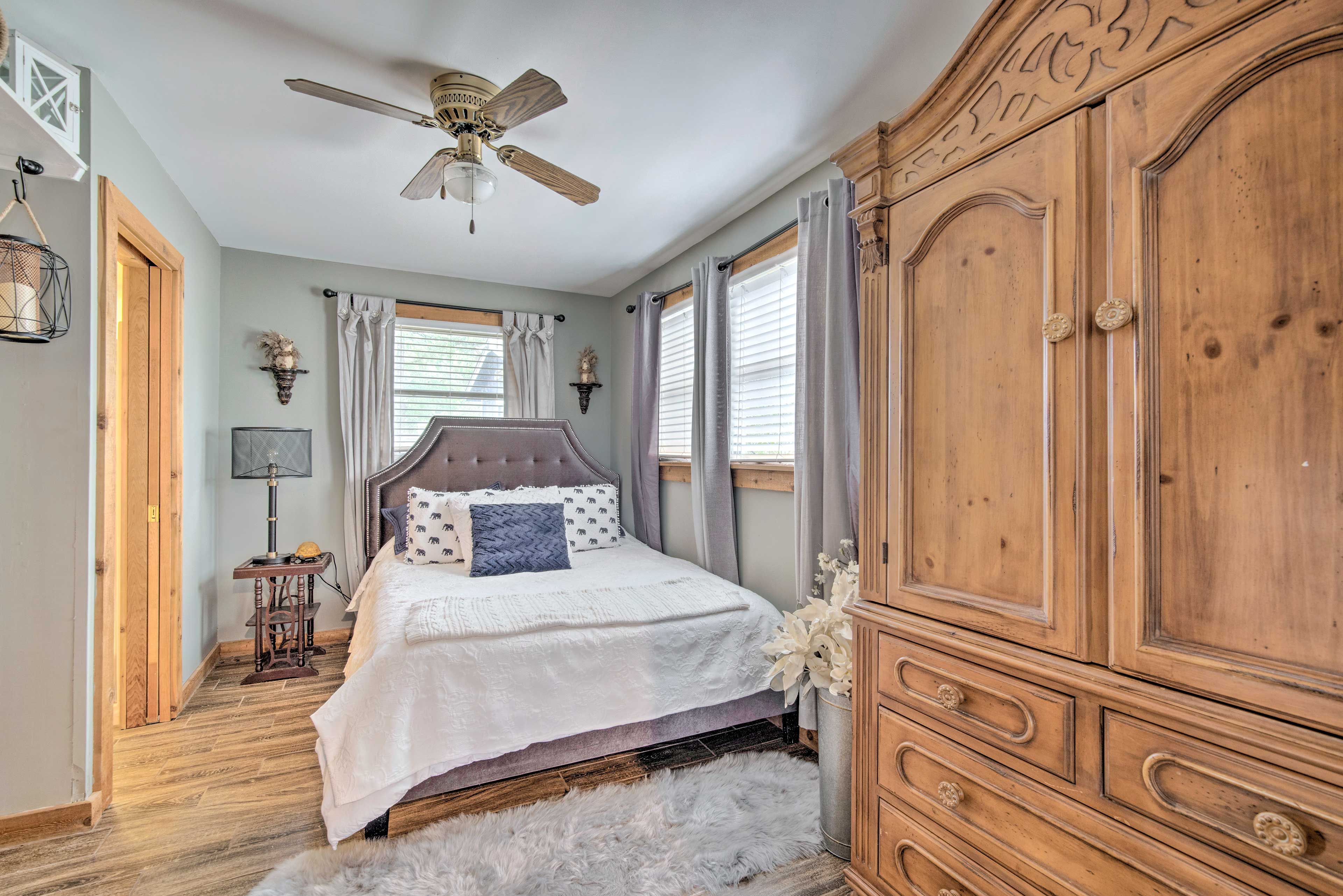 Bedroom 3 | Queen Bed