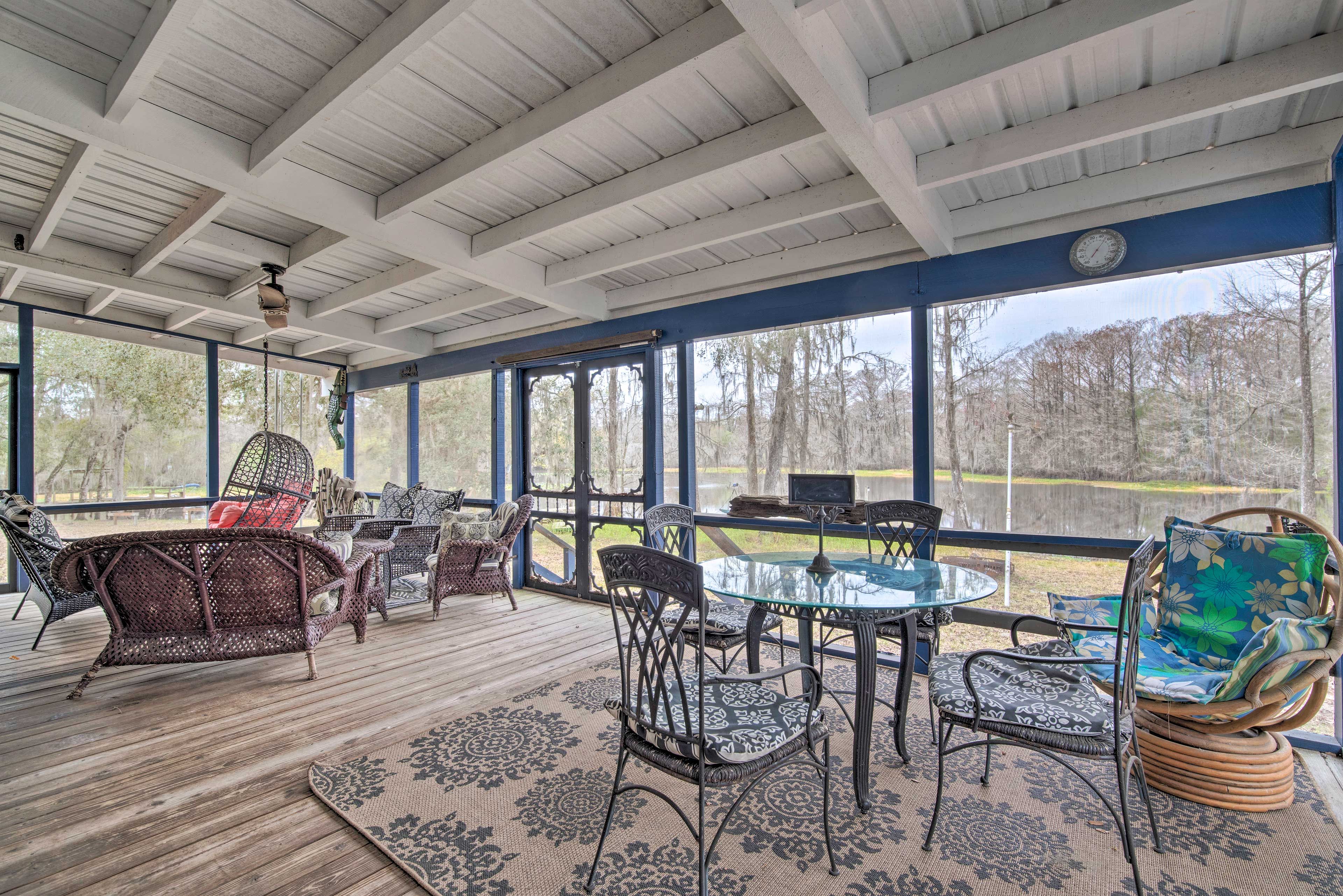 Screened Patio | Outdoor Dining Area