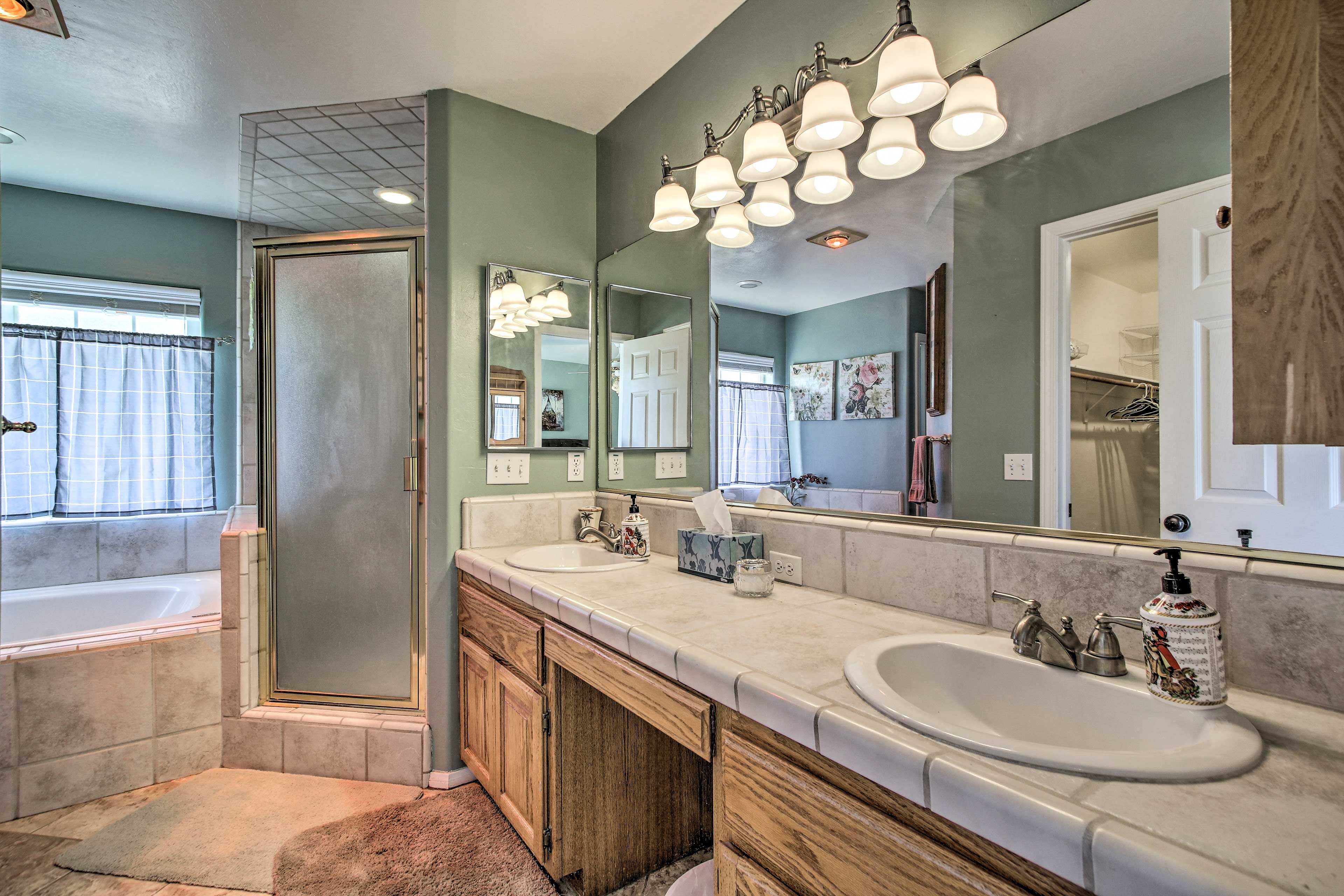En-Suite Bathroom | Linens & Towels | Complimentary Toiletries