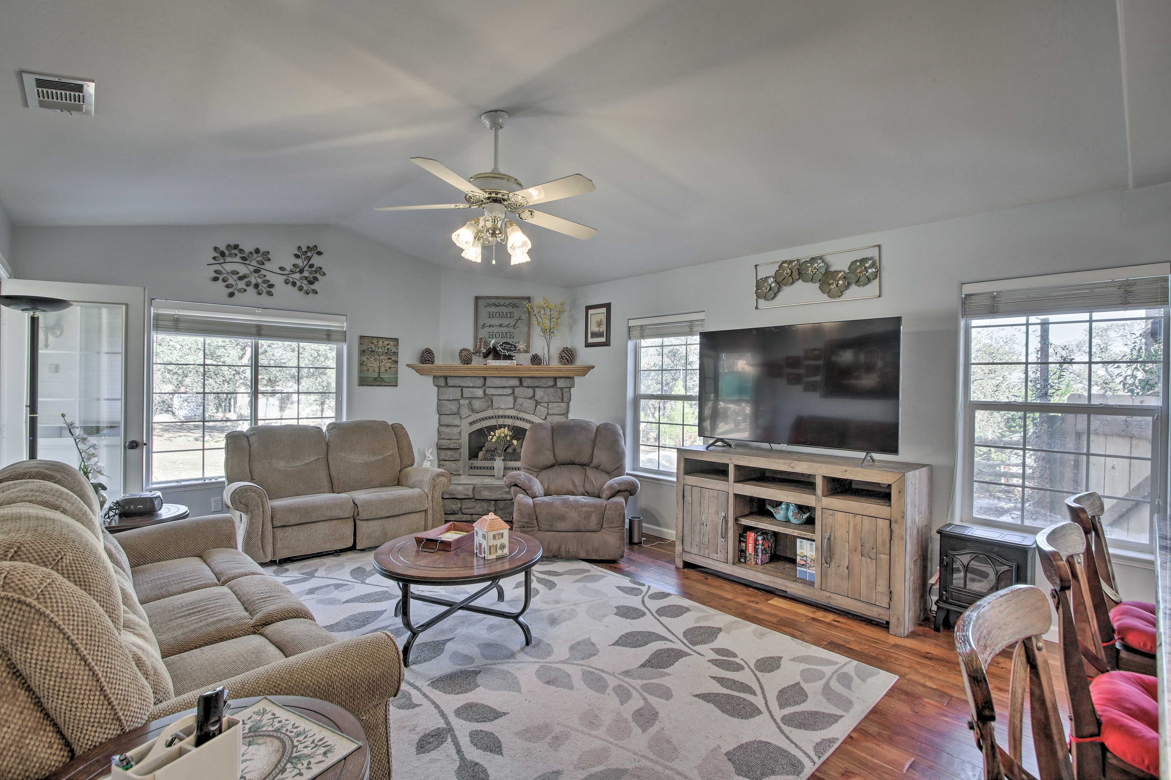 Living Room | Smart TV | Free WiFi | Central A/C & Heat