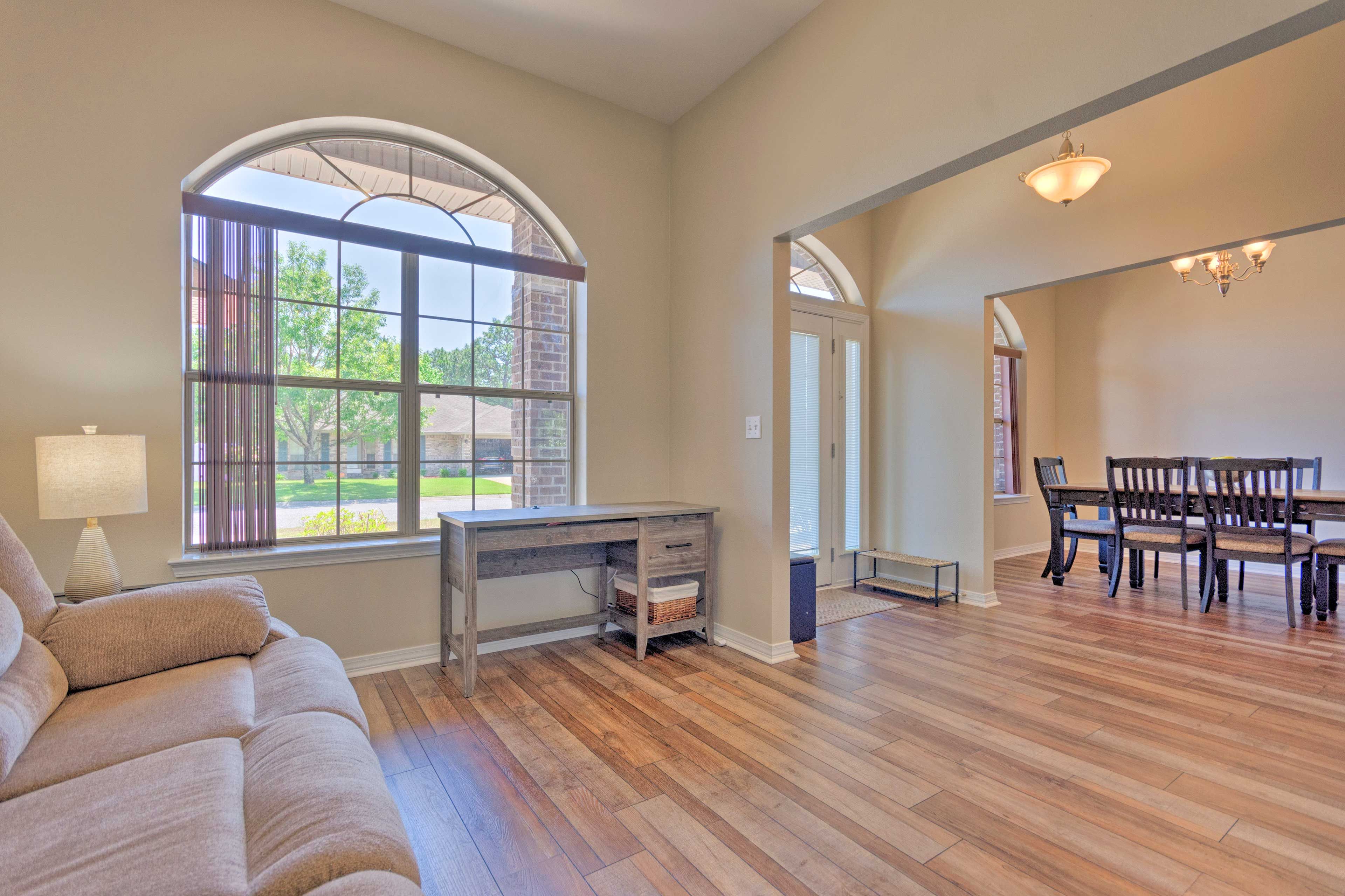 Foyer | Laptop-Friendly Workspace