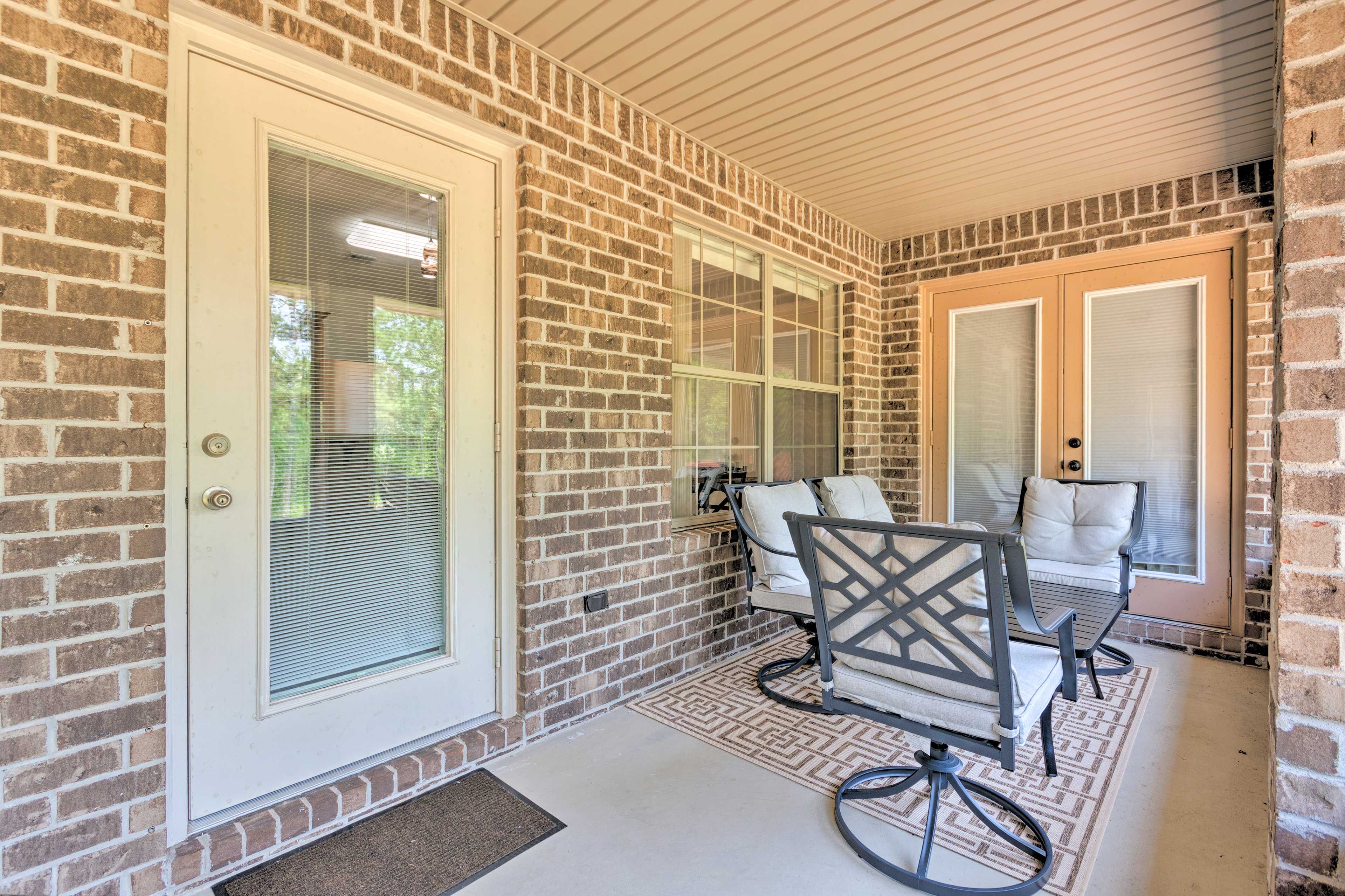 Screened Patio | Outdoor Dining | Security Cameras (Facing Out)