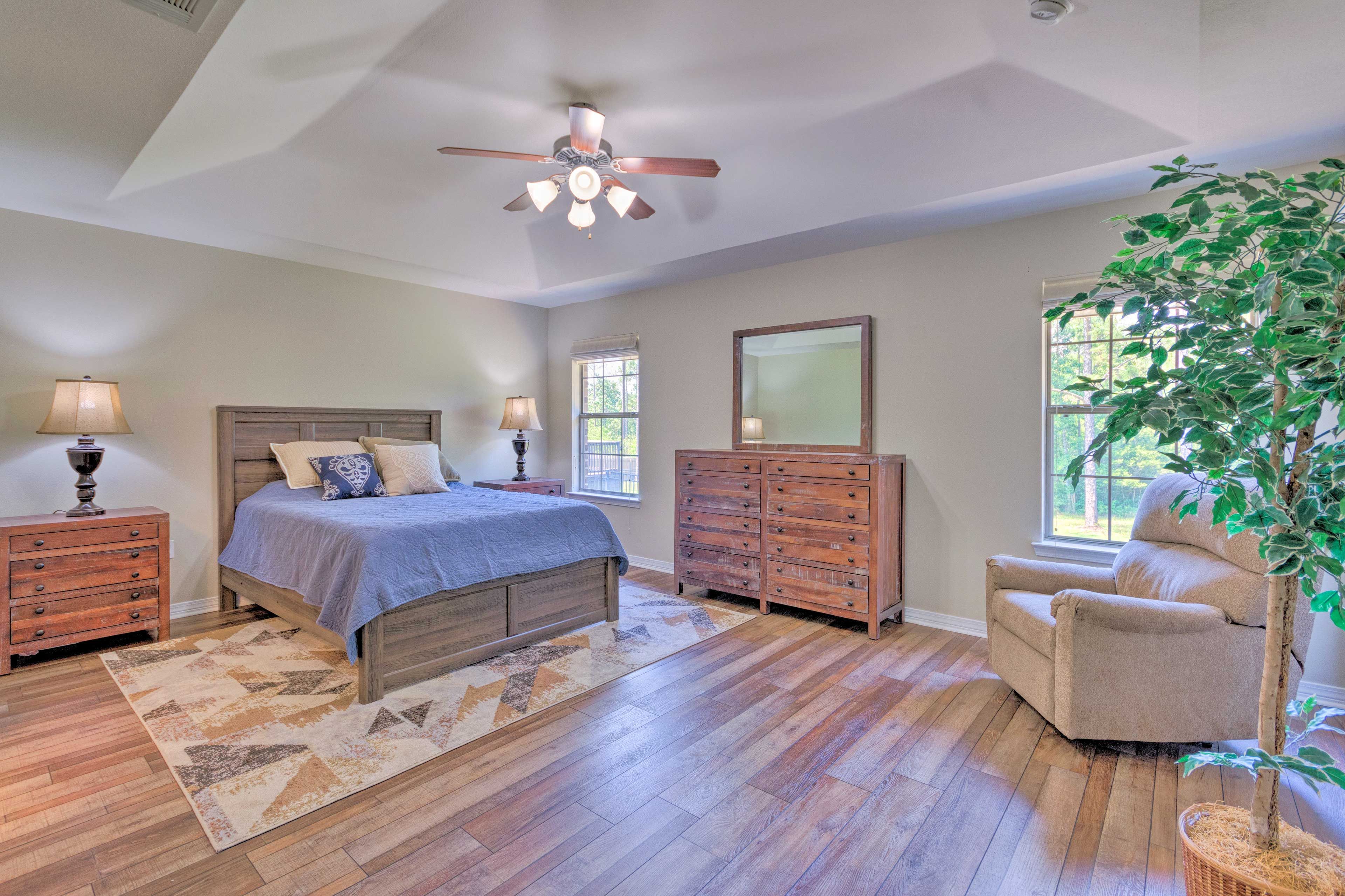 Bedroom 1 | Queen Bed