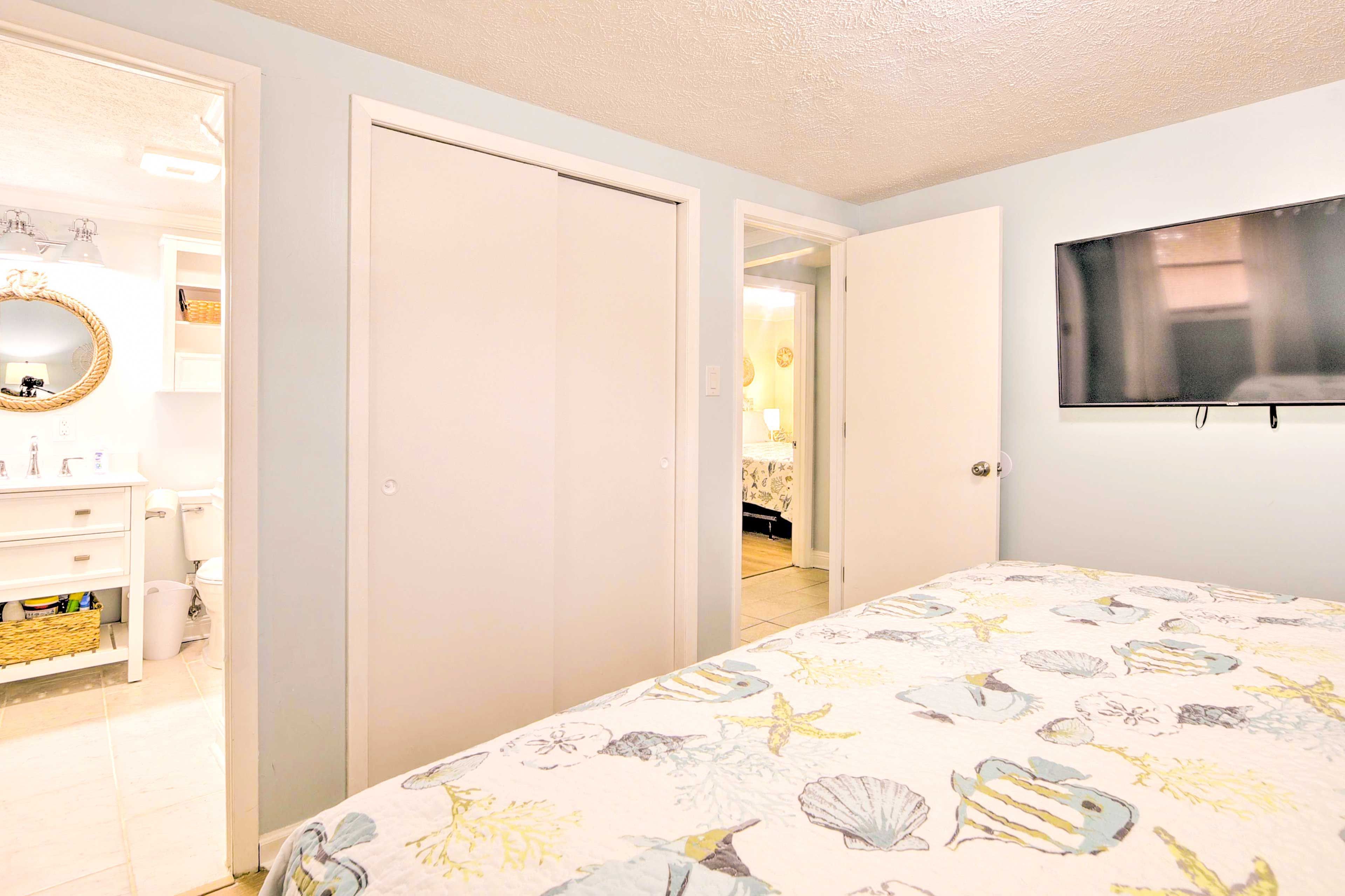 Bedroom 1 | Smart TV w/ Cable | En-Suite Bathroom