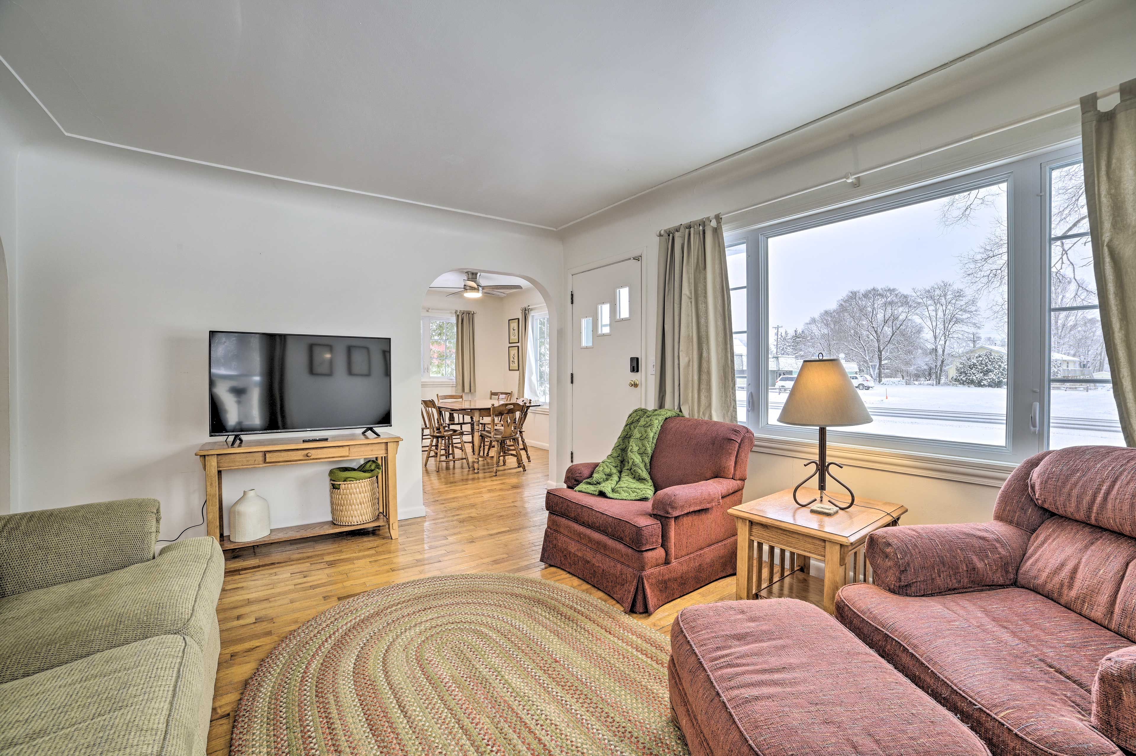 Living Room | Free WiFi | Keyless Entry | Smart TVs
