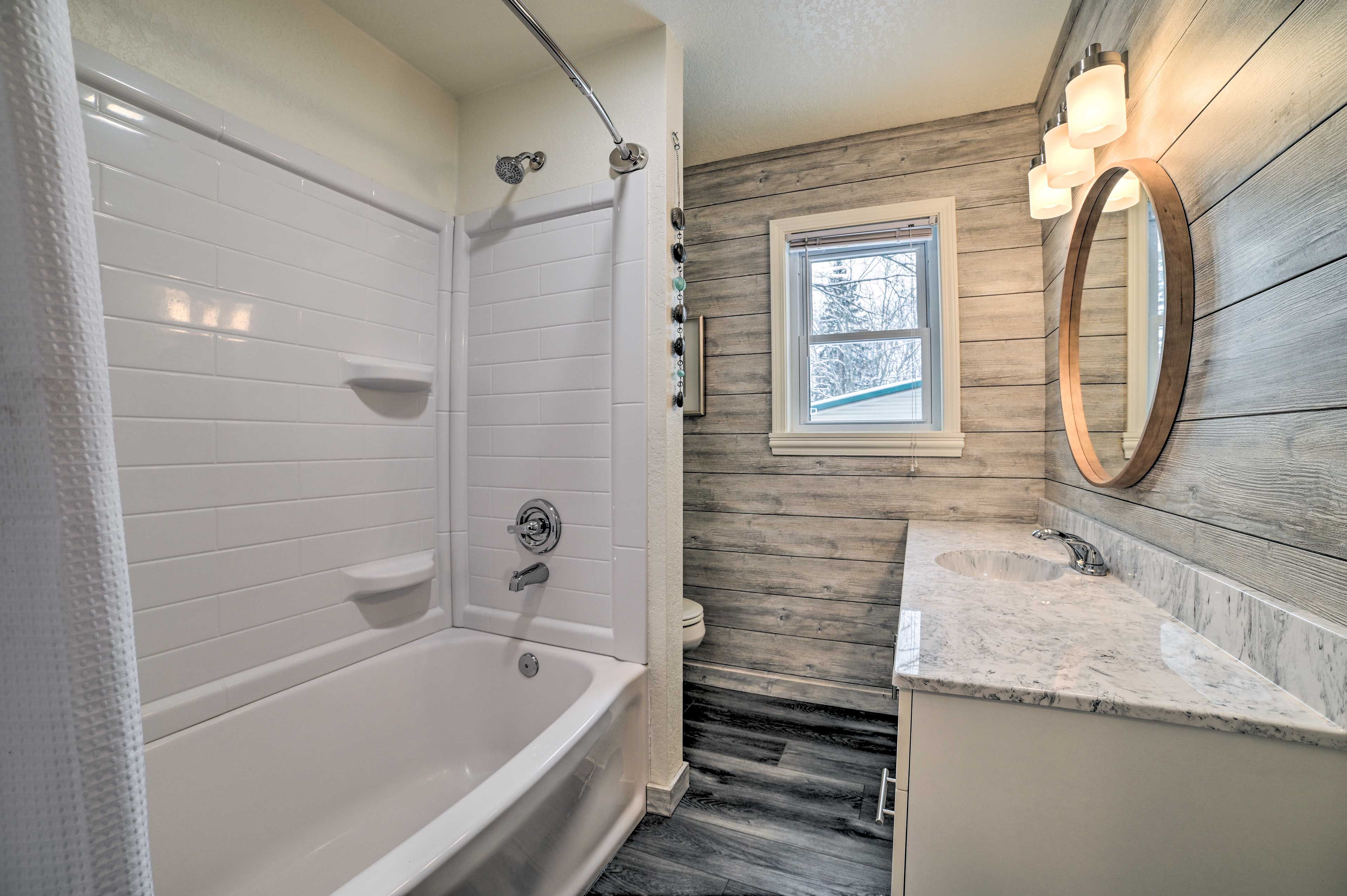 Full Bathroom | Complimentary Toiletries Provided